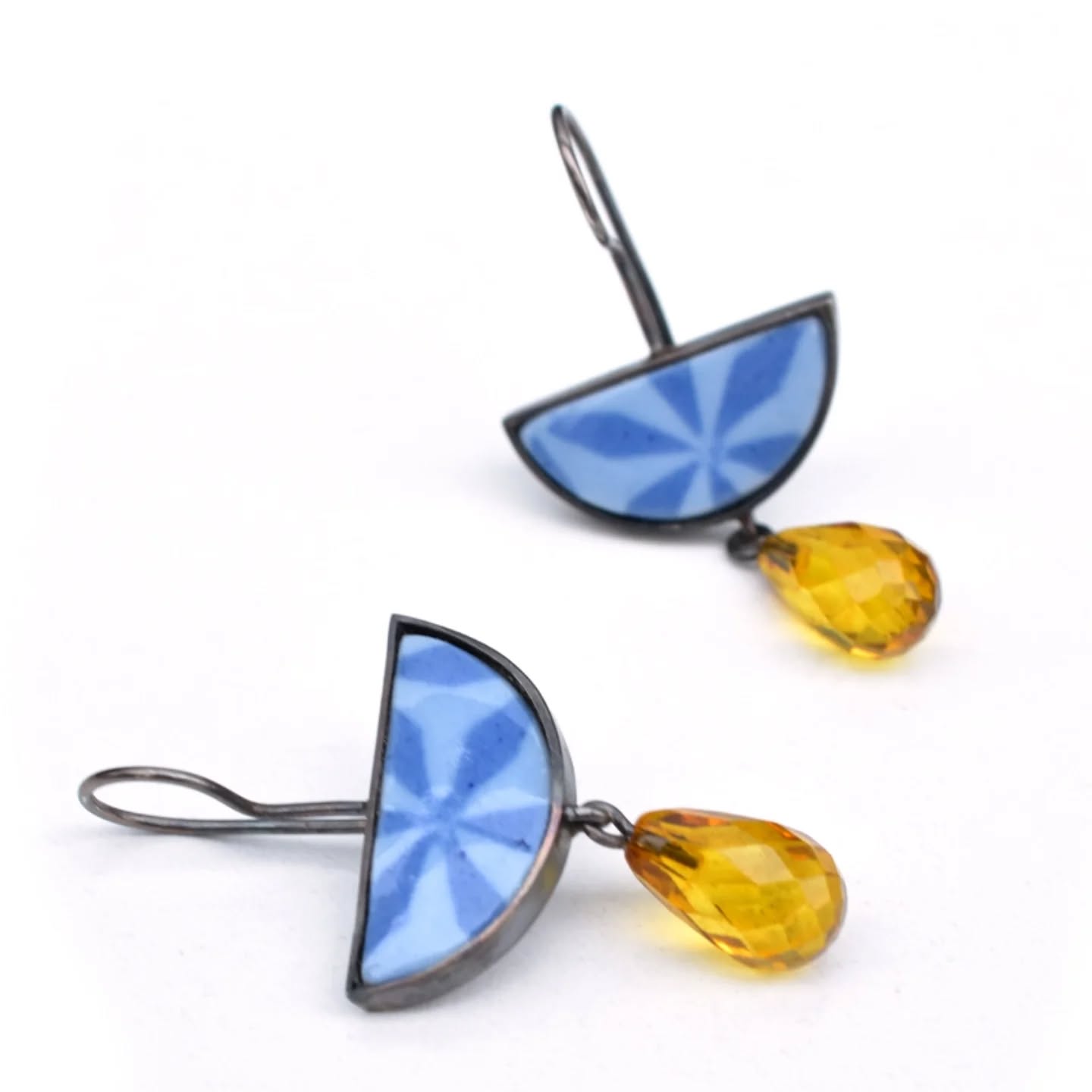 Ohrringe mit Porzellan, Bernstein und Silber.
Seit Jahren mache ich Schmuck mit recht simplen Grundformen: Kreis, Kegel, Kugel, Ellipse... Auf die Idee mit den Halbkreisen bin ich aber bisher noch nicht gekommen... Zum Glück gibt es immer mal wieder richtig gute Praktikant:innen, die auf solche "Missstände" hinweisen
#Porzellanschmuck #Schmuck #porzellan #Ohrringe #statementschmuck #statementohrringe #earrings #porcelainjewellery #jewellery #porcelain
#elementarisbypfefferkorn