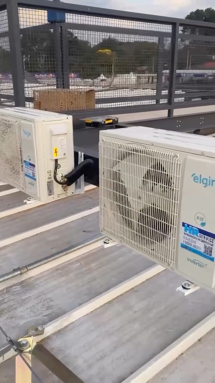 🌅✨ Enquanto o sol se despede no estádio, a gente garante que o clima dentro dos camarotes fique perfeito! ❄️
Foram 2 aparelhos Elgin 18.000 BTUs instalados para levar conforto e eficiência em cada jogo. ⚽🏟️
👉 Quer climatizar seu espaço com qualidade? Fale com a gente e peça já seu orçamento 📲
#arcondicionado #inverter #arcondicionadosplit #elgin #arcondicionadoelgin #conforto #confortotérmico