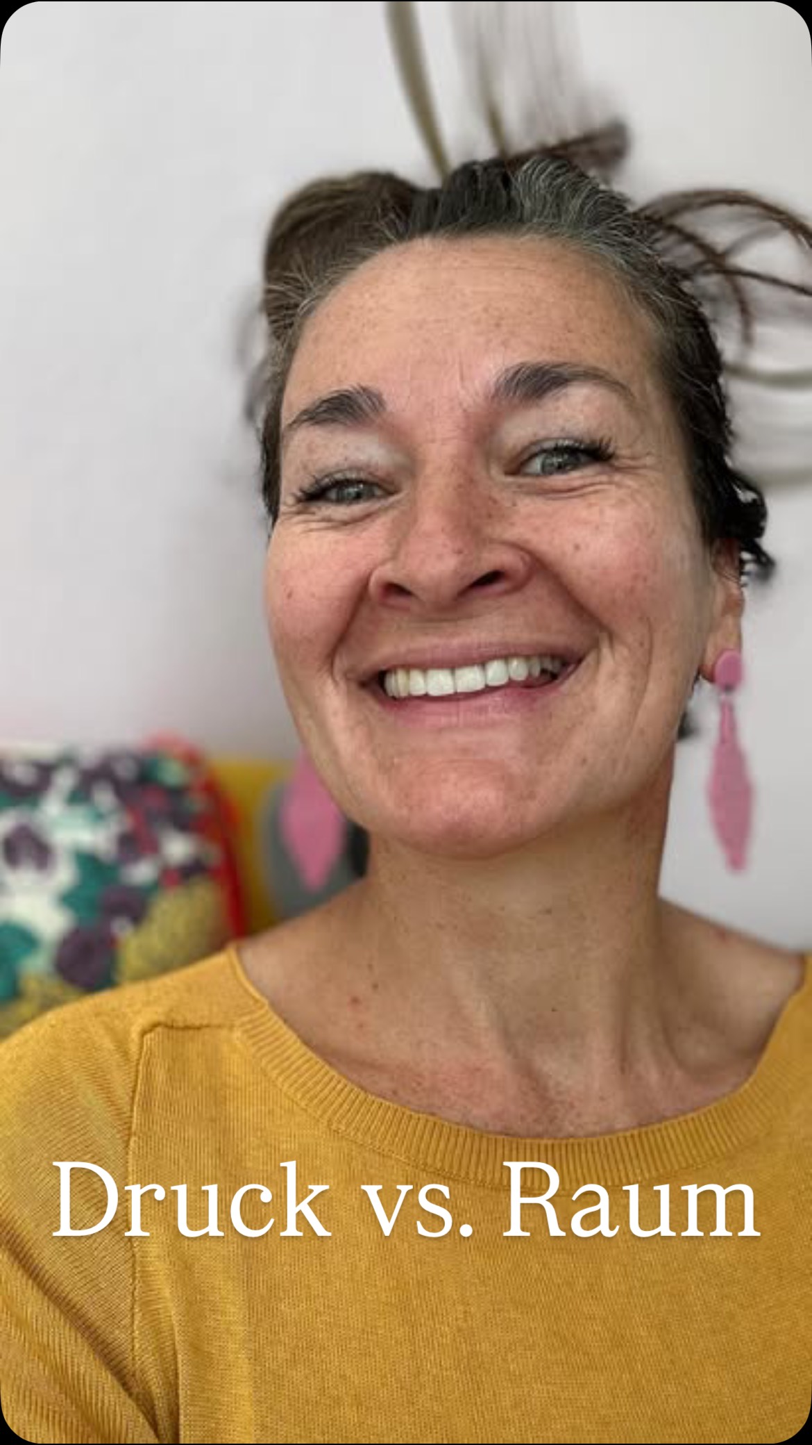 Du bist müde.
Vielleicht sogar sehr.
Und du weißt nicht genau, woher es kommt, denn eigentlich hast du dir schon so viel Raum geschaffen.
Weniger Druck. Weniger Pflicht. Und trotzdem bist du erschöpft.
Das liegt nicht an dir.
Das liegt an der Zeitqualität.
Heute ist der zehnte Tag in Folge, der dich innerlich durchgerüttelt hat.
Du bist im Umbau. Komplett.
Nichts bleibt, wie es war.
Und die Liebe in dir, diese tiefe, wahrhaftige Liebe zu dir selbst, kommt gerade erst an die Oberfläche.
In meinem heutigen Limbic Balance Call sind wir mit Basilikumöl gegangen.
Dem Öl der Erneuerung.
Und genau das will dir dieser Tag schenken: Erneuerung. Nicht durch Aktivität, sondern durch Erlaubnis.
💚Erlaube dir, nicht mehr aus Stress zu handeln.
Nicht mehr zu funktionieren.
💚Erlaube dir zu spüren, wie groß du bist. Wie weit. Wie wundervoll.
L.O.V.E. Essence. 2.0 ist dein Raum für Rückverbindung.
Ein leuchtendes Ja zu dir.
Und du kannst noch bis heute Abend dabei sein für 333€ 💘
Ich gehe mit dir.
Tief. Hoch. Echt.
Und ich liebe deinen Weg.
🦋 Ursula Philomena aka
Oszillographin
ERNEUERUNG
ENERGIE
SHIFT
WUNDER
ESSENZ
LIEBE
RAUM