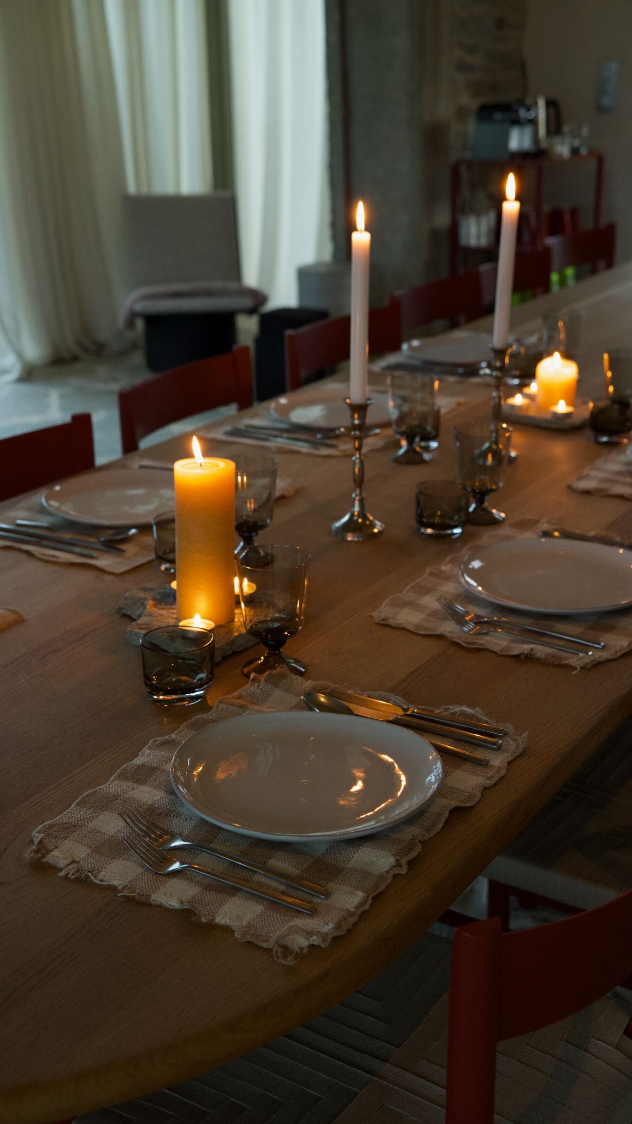 All the ways to slow down in one place.
forest trails • sauna heat • open-fire OFYR • dinner with our private chef • crackling fireplace • long breakfasts (included)
Maison Oscar, Rochefort.
Save for your next escape.