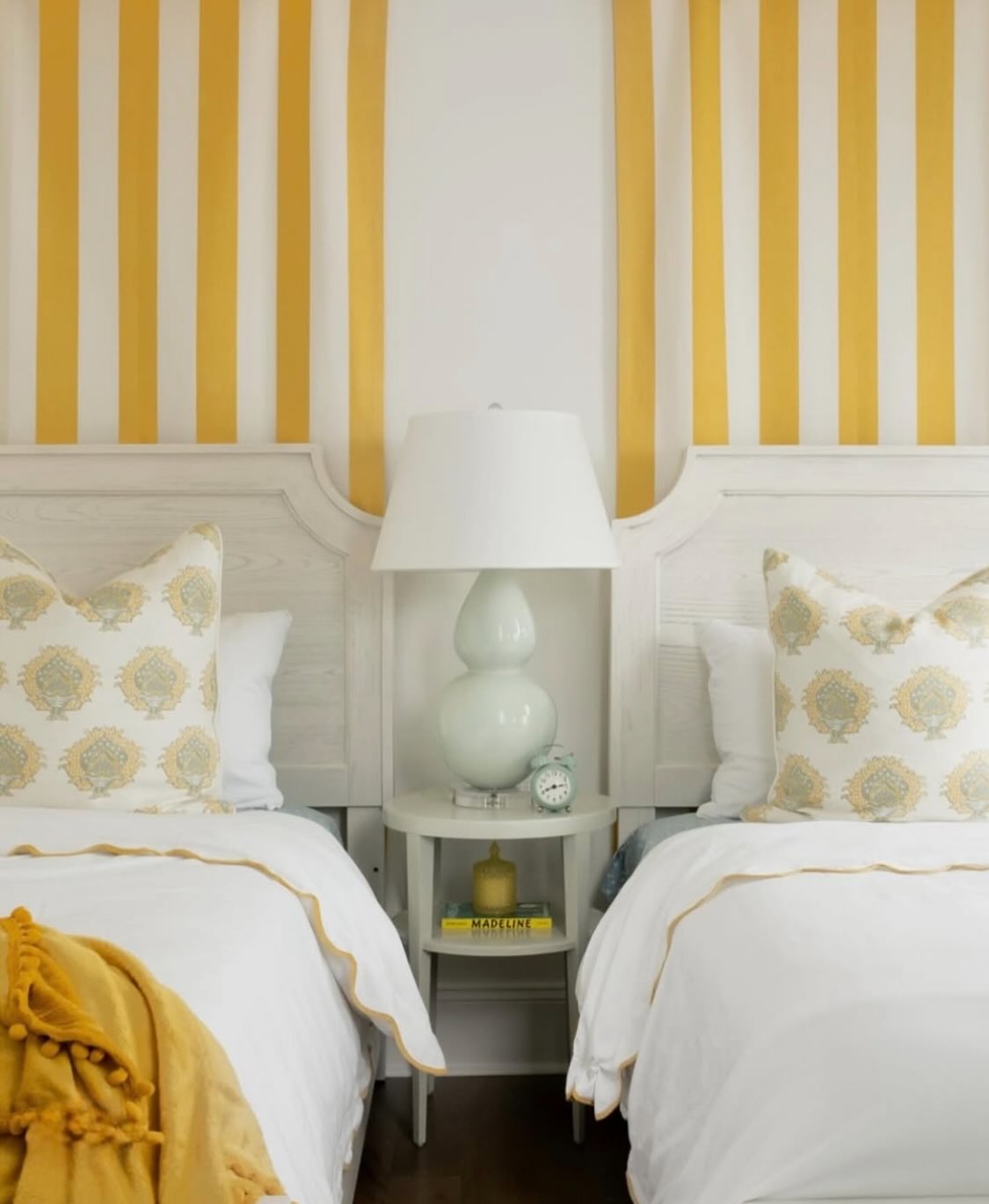 Savoring the last golden days of summer ☀️
This sunny scene by @laurenmckayint is pure happiness — featuring Artichoke in Sunrise from @erikampowelltextiles. Crisp whites, citrusy yellow, and just the right amount of charm.
#erikampowelltextiles #holdingontosummer #sunnystyle #interiordesigninspo #designdetails #patternlove #andreaontheroad #artichokeinsunrise #textile