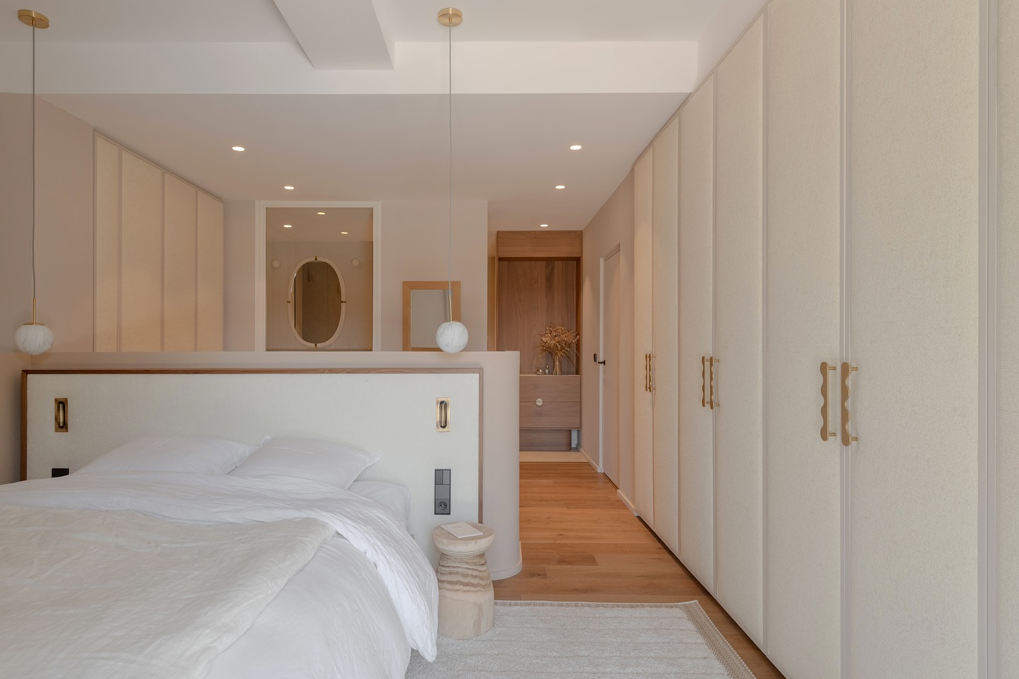 MASTER ~ 🪡 Chambre sur mesure
..............….……….…........................................
.
.
. VILLA BELLEVUE
. La maison est intégrée dans son écrin naturel entre pierre dorée et gris mousse. Le dessin a été réfléchi afin d’apporter de la lumière, de la modernité dans le respect du lieu et de son environnement.
.
.
.
©️@bc.ateliers
📷 @sabine_serrad
.
.
.
#house #maison #villa #stairsdesign #room #home #atelier #fabricdoors #bathroom #salledebain #architectureinterieure #art #designfurniture #photoofthedays #press #architecture #picture #interiordesign #wood #design #staff #picoftheday #igdecor #pierresdorees #renovation #architecturelovers #bcateliers