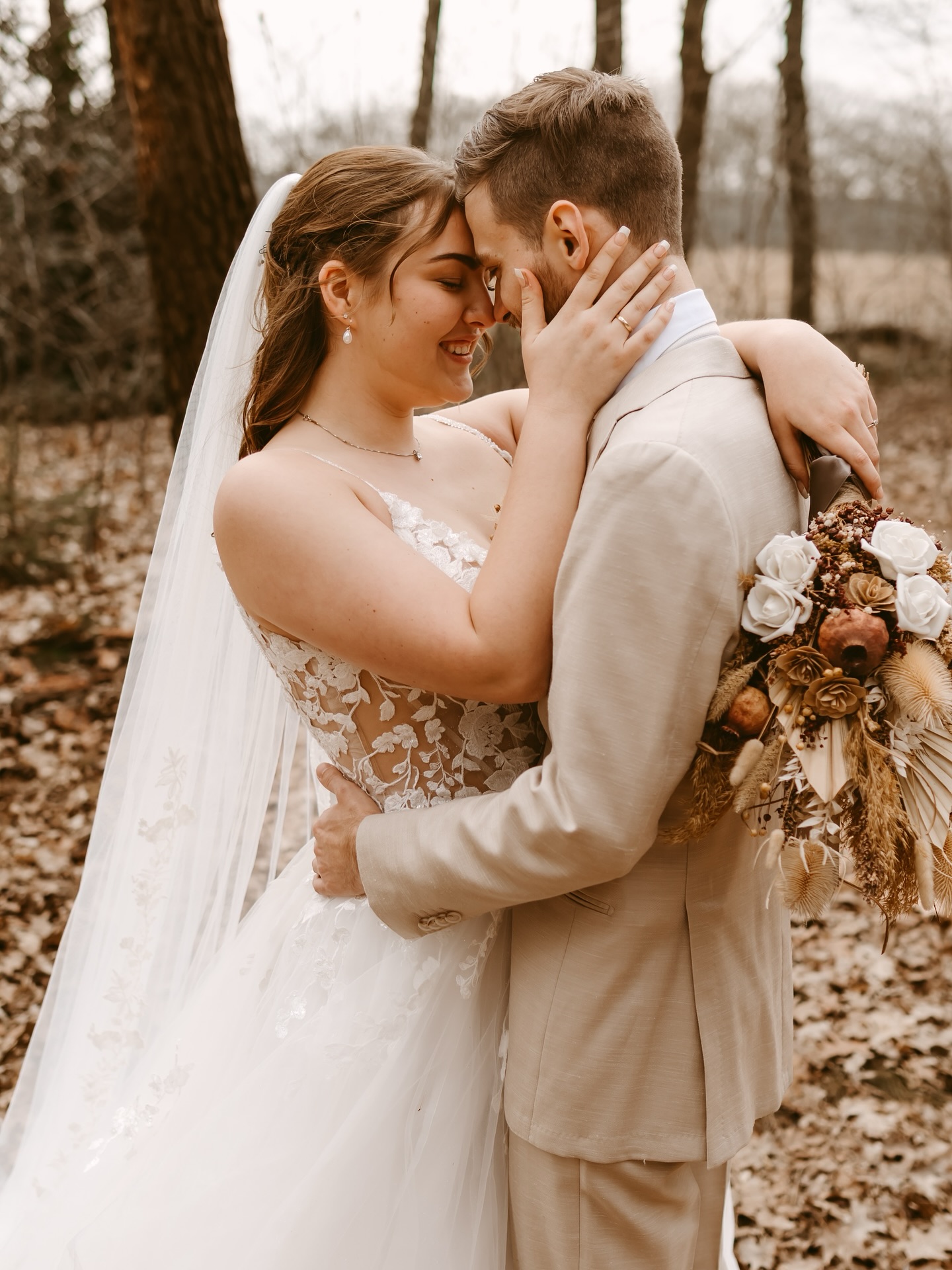 Vanochtend ontmoette ik weer een aanstaand bruidspaar en ik geniet daar ZO van!
Voor mij is het belangrijk om elkaar eerst te leren kennen. Want als jullie het avontuur met mij aangaan, mag ik héél dichtbij komen op een van de mooiste dagen van jullie leven. Dat voorrecht voelt bijzonder en neem ik niet vanzelfsprekend.
Op een bruiloft ga ik helemaal op in de dag. Ik geniet mee van de liefde, de emoties én van jullie lieve gasten. Het voelt vaak bijna alsof het ook mijn feestje is omdat ik alles van zo dichtbij mag meemaken.
En het mooiste?
Dat ik daarna de hele dag opnieuw mag beleven terwijl ik jullie foto’s bewerk en omtover tot kleine kunstwerkjes. Herinneringen waar jullie nog jarenlang van zullen genieten.
Als jij later terugkijkt op je trouwdag, wat wil je dan écht terugzien?