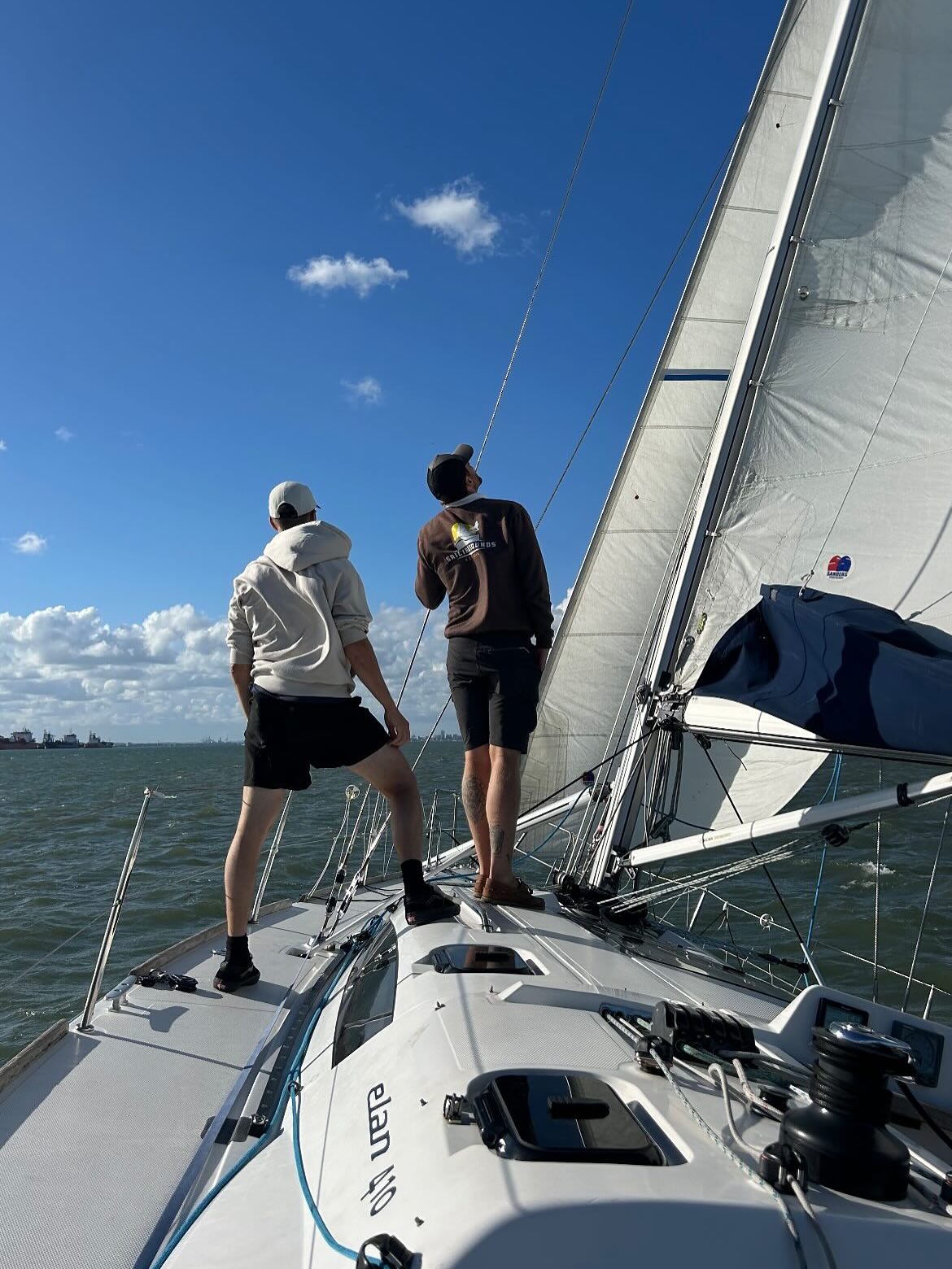Two incredible days sailing on Mad Dash 🤩⛵️ Sunshine, smiles, Yarmouth dinners, Osborne Bay swims, a cheeky Cowes stop, and a scorching sail back to Hamble ☀️⚓️
Want to join the adventure? Email sailinghounds@outlook.com or message 07504 537721 🐾
#SailingLife #MadDash #SolentSailing #SailWithUs #OceanSmiles #Hamble #LifeOnTheWater #SailingAdventure