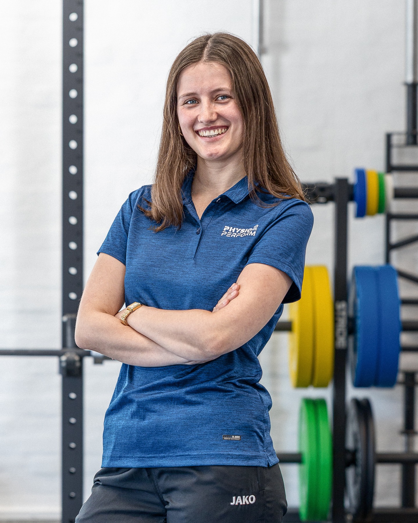 Welkom Yara! Als sportkinesitherapeut versterkt Yara ons team. Yara staat gekend voor haar vriendelijke en goedlachse persoonlijkheid. Ze werkt doelgericht en evidence-based, met oefeningen op maat en heldere communicatie. Dankzij haar actieve aanpak werk je stap voor stap naar duurzame, meetbare vooruitgang. Je kan bij haar terecht voor een brede waaier aan blessures en pathologieën. In haar vrije tijd kan je Yara vinden op het hockeyveld. Een afspraak inplannen kan eenvoudig via de link in bio.
#physio2perform #edegem #sportkinesitherapie #revalidatie