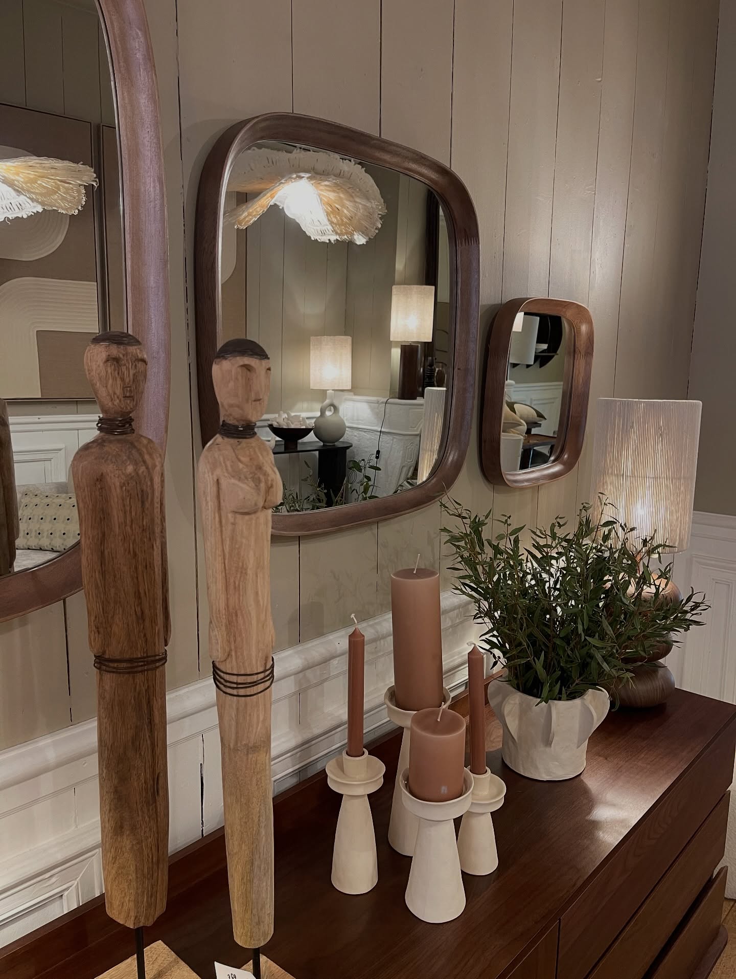 ✨ Un buffet qui allie élégance et authenticité ✨
Le bois chaleureux, les lignes épurées et la décoration soigneusement choisie transforment cette pièce en un espace raffiné et accueillant. 🌿
Chaque détail – des miroirs aux luminaires en passant par les objets déco – apporte une touche unique et harmonieuse pour sublimer votre intérieur.
📍 Disponible en magasin, venez découvrir nos sélections de meubles et décorations pour créer une ambiance qui vous ressemble. #meubles #deco #toulouse #decoration #luminaire #maisonetobjet #inspiration