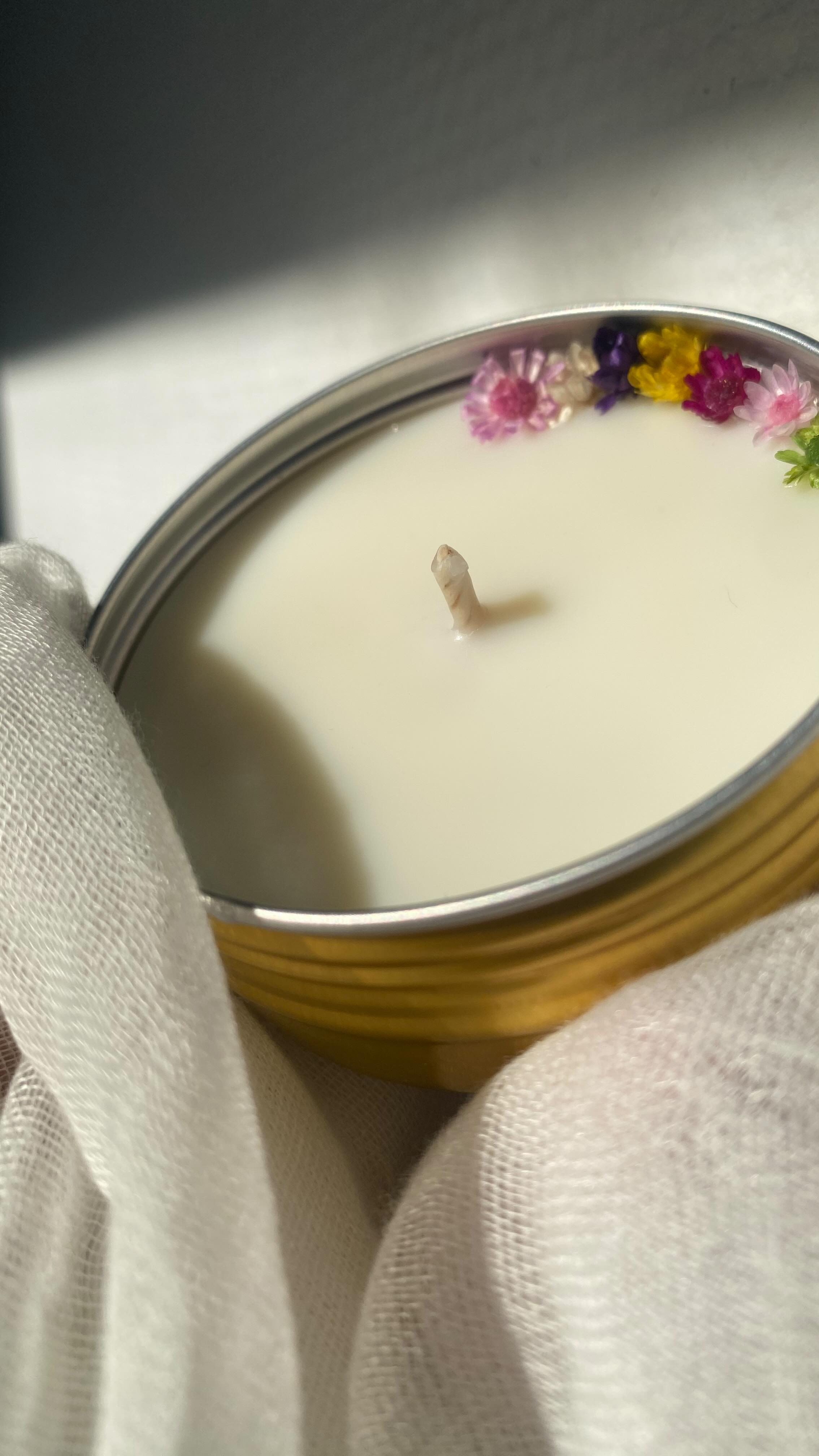 — FLEURS & COULEURS 🌸
Prendre le temps d’apposer chaque fleur pour créer une jolie harmonie de couleurs ✨
Ces petites bougies cadeaux sont parfaites à offrir pour votre mariage, baptême, anniversaire, et rappelleront à vos proches la douceur de l’événement fêté.
Comme d’habitude chaque projet est personnalisé avec VOTRE énergie, vos envies ! Après discussion c’est ensemble que nous créons votre projet parfait. 🌸
Merci à ma cliente pour cette commande express plus que réussie ! 🌞
#bougies #bougies_personnalisées #bougiesparfumées #bougiespersonnalisés #bougiespersonnalisés #personnalisation #personnalisable #bougiesinvites #invites #cadeauxinvites #cadeauinvite #ideecadeau #mariage #bapteme #communion #anniversaire #artisanat #artisan #madeinfrance #faitmain #avecamour #metz #talange