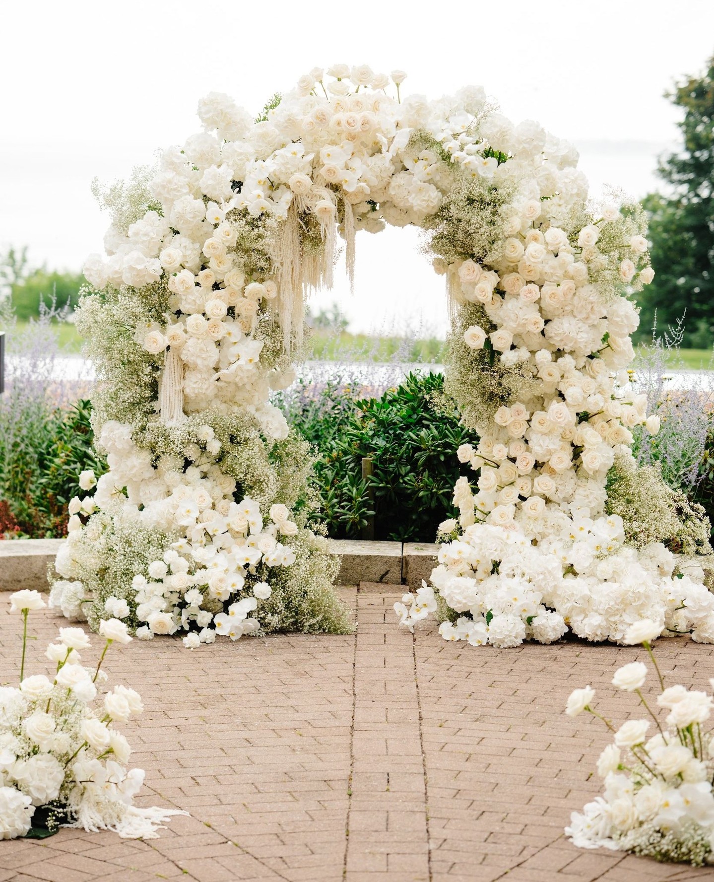 An arch made for the daring, yet effortlessly elegant. This wedding was a true dream - grand and intimate at the same time. ✨
Planning, design & florals: @avenievents
Venue: @maryhillestate
Photographer: @kvitka.photo
Videographer: @videohousestockholm
Entertainment: @3bbaofficial @simonsaxx
Customised candles: @arcdscents
Rentals: @table.se
