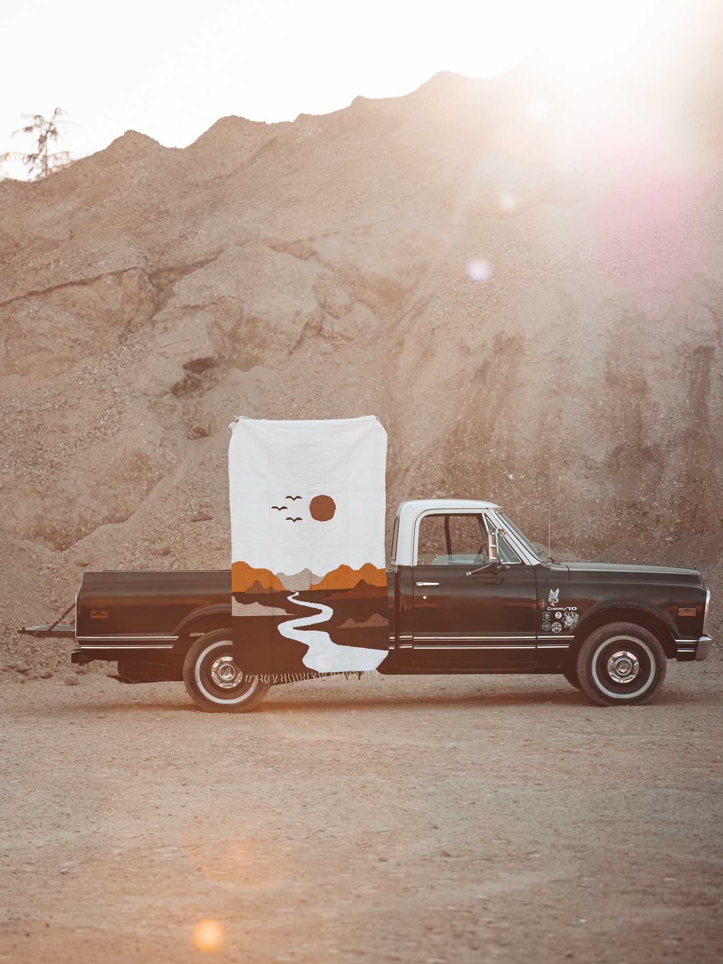 Il y a cette couverture mexicaine, posée là comme un morceau de paysage que l’on pourrait presque toucher. 🌵
On y voit le désert, une dune qui s’étire à l’infini : tout y est !
Tout ce qui nous inspire, ce qui nous pousse à créer, à explorer, à rêver.
Chaque détail raconte quelque chose : la poussière du sable qui emporte nos idées loin, la ligne de l’horizon qui nous rappelle qu’il y a toujours quelque chose à atteindre, et ce pick-up solitaire qui nous murmure que l’aventure commence toujours quelque part.
Cette couverture, ce n’est pas juste un objet. C’est un reflet de nos inspirations profondes, de nos envies de liberté, de nos moments où l’on se laisse porter par l’imagination et où tout devient possible 🙌
Dispo sur l’eshop en quantité ULTRA limitée
#pickup #oldcarslovers #pickuptruck #westernlifestyle #westernlife #adventures #blanket #thewildhispers