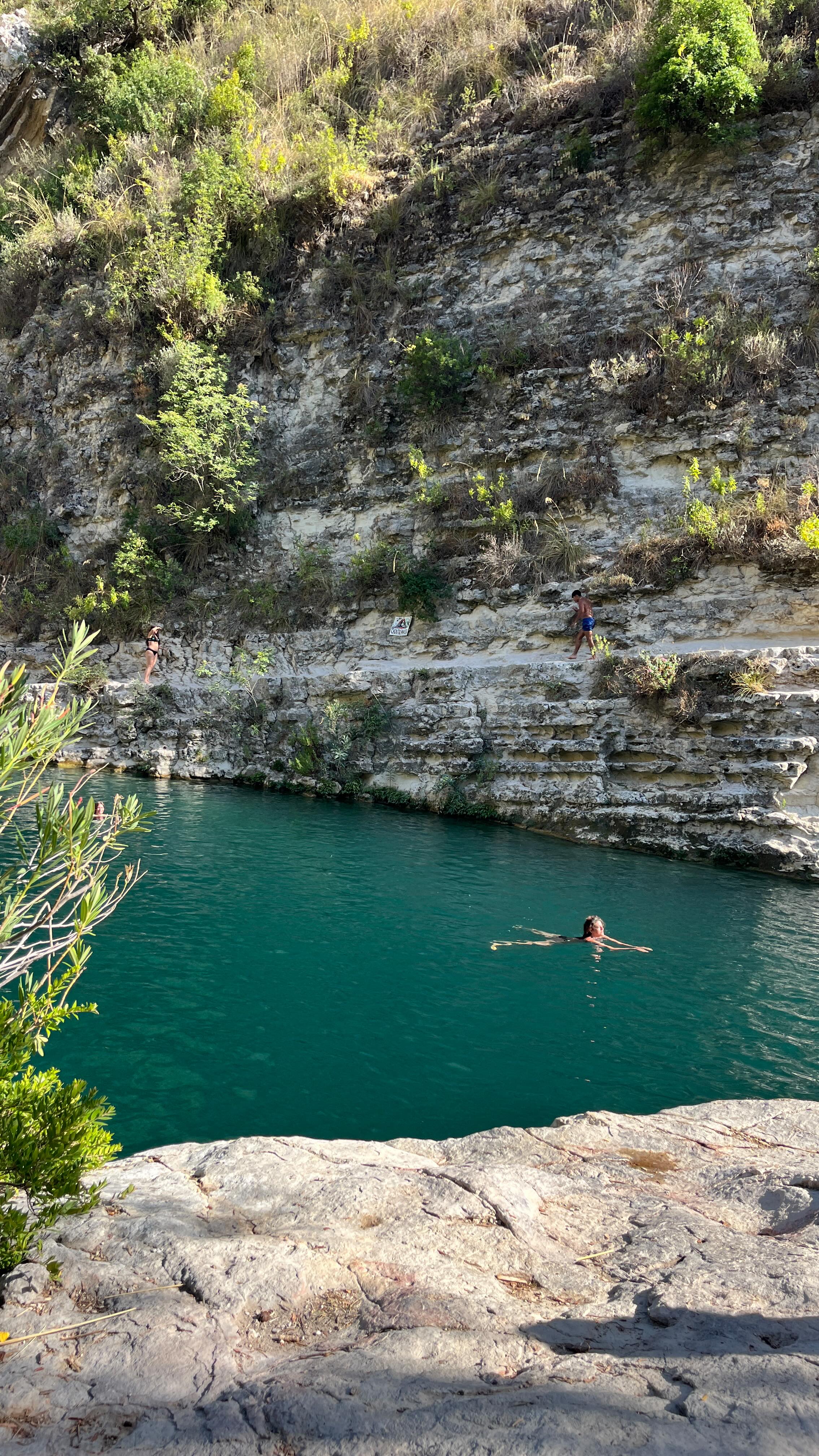 Eine echte Herausforderung ist die Wanderung zu den Laghetti Cavagrande (den kleinen Seen) im Naturreservat bei Syrakus.
Ein steiler, steiniger Abstieg führt zu den wunderbaren Gumpen. Ein Bad im kalten, klaren Wasser ist eine herrliche Erfrischung. Der Aufstieg hat es jedoch in sich. Festes Schuhwerk und ausreichend Wasser und ein wenig Proviant sind Voraussetzung für den Ausflug an diesen besonderen Ort.
#Sizilien #CavaGrande #wanderninSizilien #hiddengems #wandern