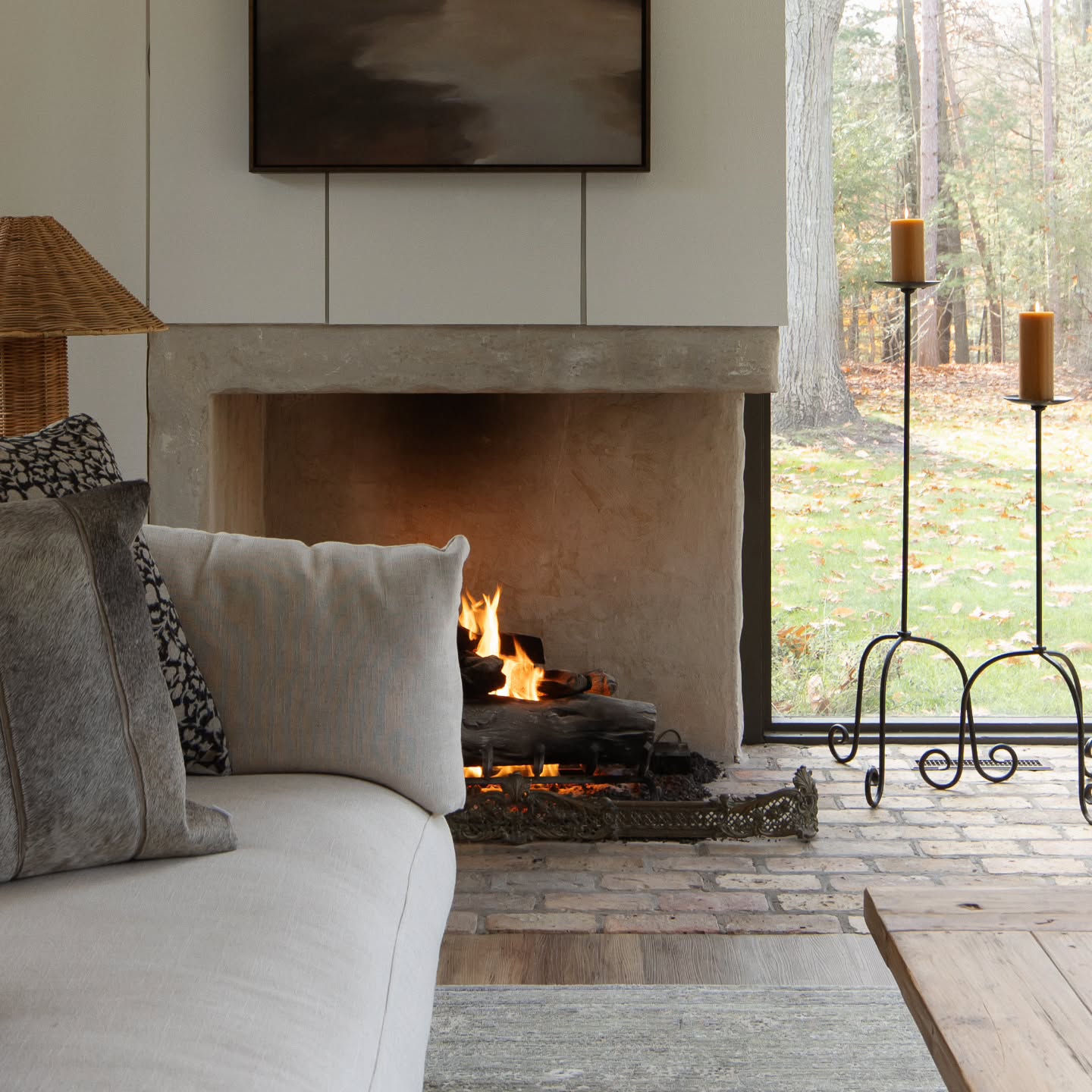 Favorite time of year when you can light the fire again!
Design @cassieklassenhome
Photos @katieskinner.interiors
Art @laurenfuhrdesign.co
Vintage @brassmoonvintage