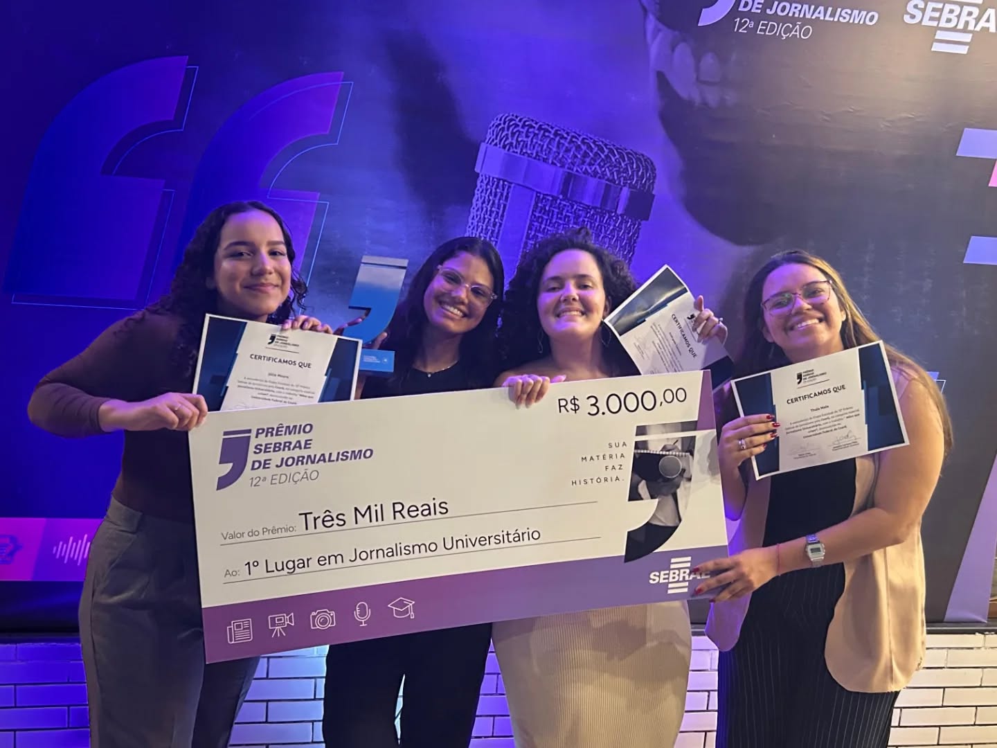 Na noite de ontem, os nossos estudantes foram vencedores do 1° e 2° lugar no 12° prêmio Sebrae de Jornalismo, na categoria "Jornalismo Universitário"
É enorme a nossa felicidade ao ver que nossos alunos estão sendo reconhecidos através do seu trabalho por um jornalismo cada vez mais humano e íntegro.
O curso de Jornalismo da UFC parabeniza cada um desses estudantes e demonstramos nosso orgulho em fazer parte de sua formação profissional!
O trabalho ganhador do primeiro lugar foi produzido já disciplina de Laboratório de Jornalismo II, ministrada pelo professor Edgard Patrício. Já o ganhador do segundo, foi produzido na cadeira de Jornalismo Audiovisual, ofertada pela professora Kamilla Fernandes