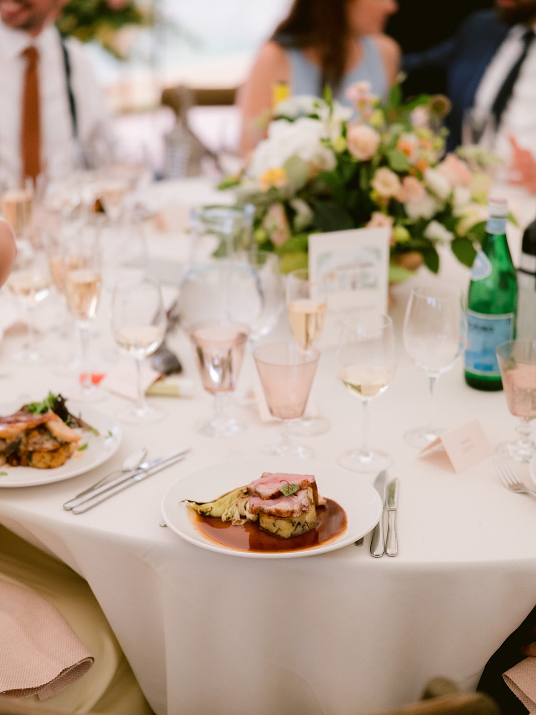 We love these shots by @craigwilliams from a recent wedding at @burningfold. Many congratulations Rachael and George, a beautiful celebration from start to finish!
#cateringsurrey #surreywedding #burningfold #burningfoldwedding @tandemcatering #coubtrysidewedding #surreyevents #guildfordwedding