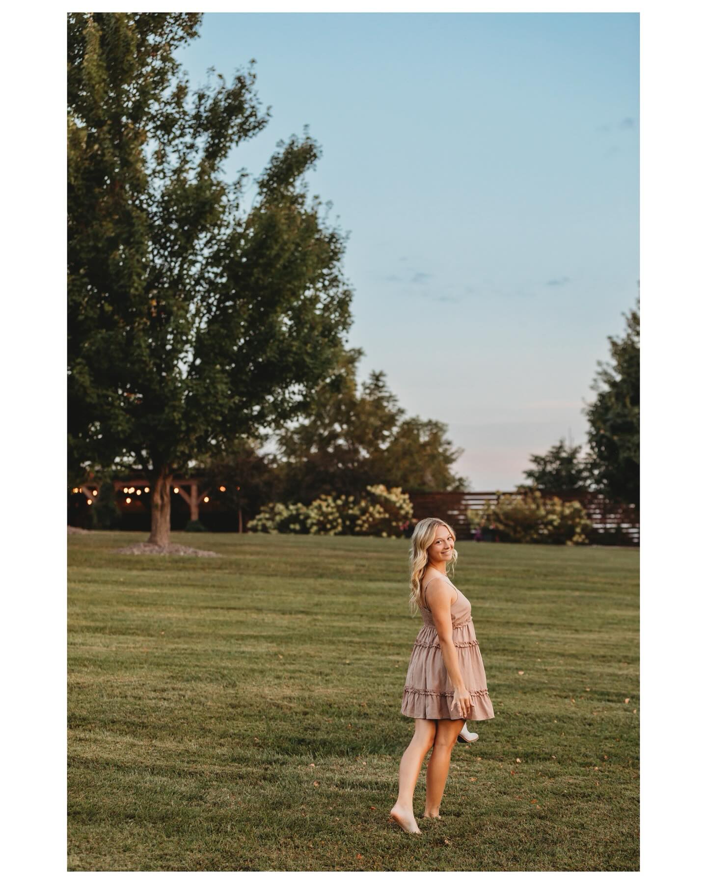Late night post of another cutie senior 🤩 Last night was epic ✨ special shoutout to @roseblossomhill for saving the day with the location! 🙌🏻💖
•
•
•
#kelseyquickphotography #kqp #senior #seniorphotography #seniorsession #kansascityphotographer #libertyphotographer #lawsonphotographer #portraitphotographer