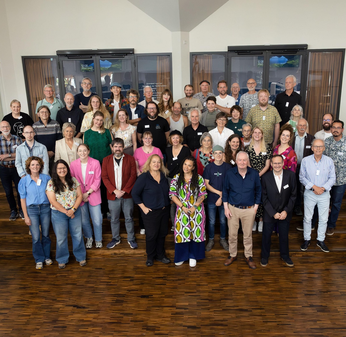 Wat een dag! 🤩
Terwijl in Enschede het grote stadsfeest losbarstte, was ik in Lelystad voor de @stadsdichtersdag.
Een ontmoeting met zo’n 50 andere stadsdichters uit het hele land - en dan mag de dichter der Nederlanden natuurlijk niet ontbreken.
@babsgons had een prachtige ode voor ons geschreven (janken) en @romy_.nicole en @carolijnselten hadden op hun beurt weer een ode aan haar (weer janken). Dus met rode oogjes op de groepsfoto. 😂
‘s Middags ging ik met de stads- en dorpsdichters uit Groningen, Deventer, Ermelo, Oss, en Hilversum naar een achtertuin waar we in intieme sessie onze gedichten deelden. Ontzettend genoten van m’n mededichters!
Gelukkig ging ik naar huis met een aandenken: een bundel vol gedichten van stads-, dorps-, eilands-, streek-, en polderdichters. Heerlijk nagenieten!