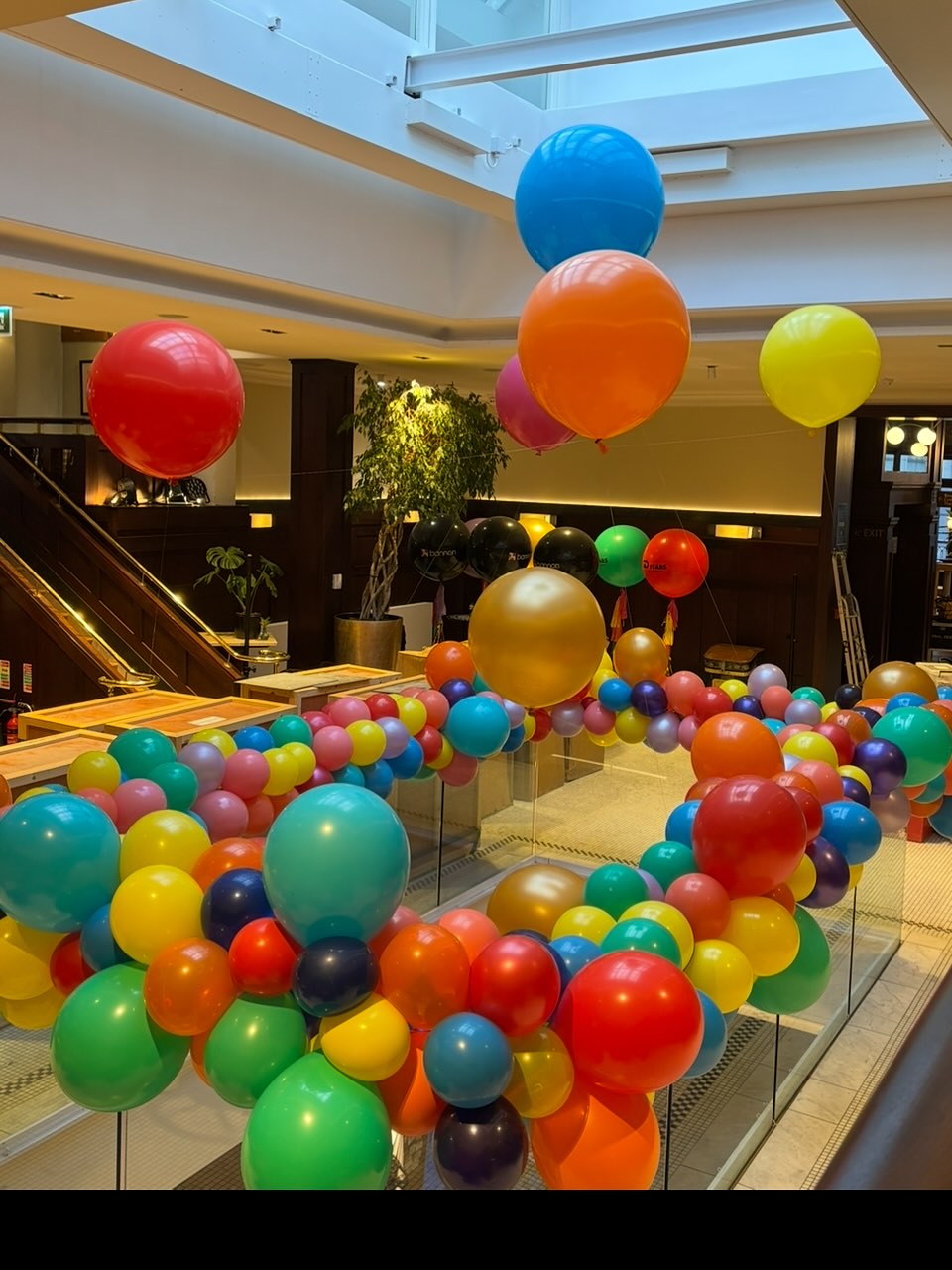 Colour splash from @bespokeballoons.ie .
#biodegradable