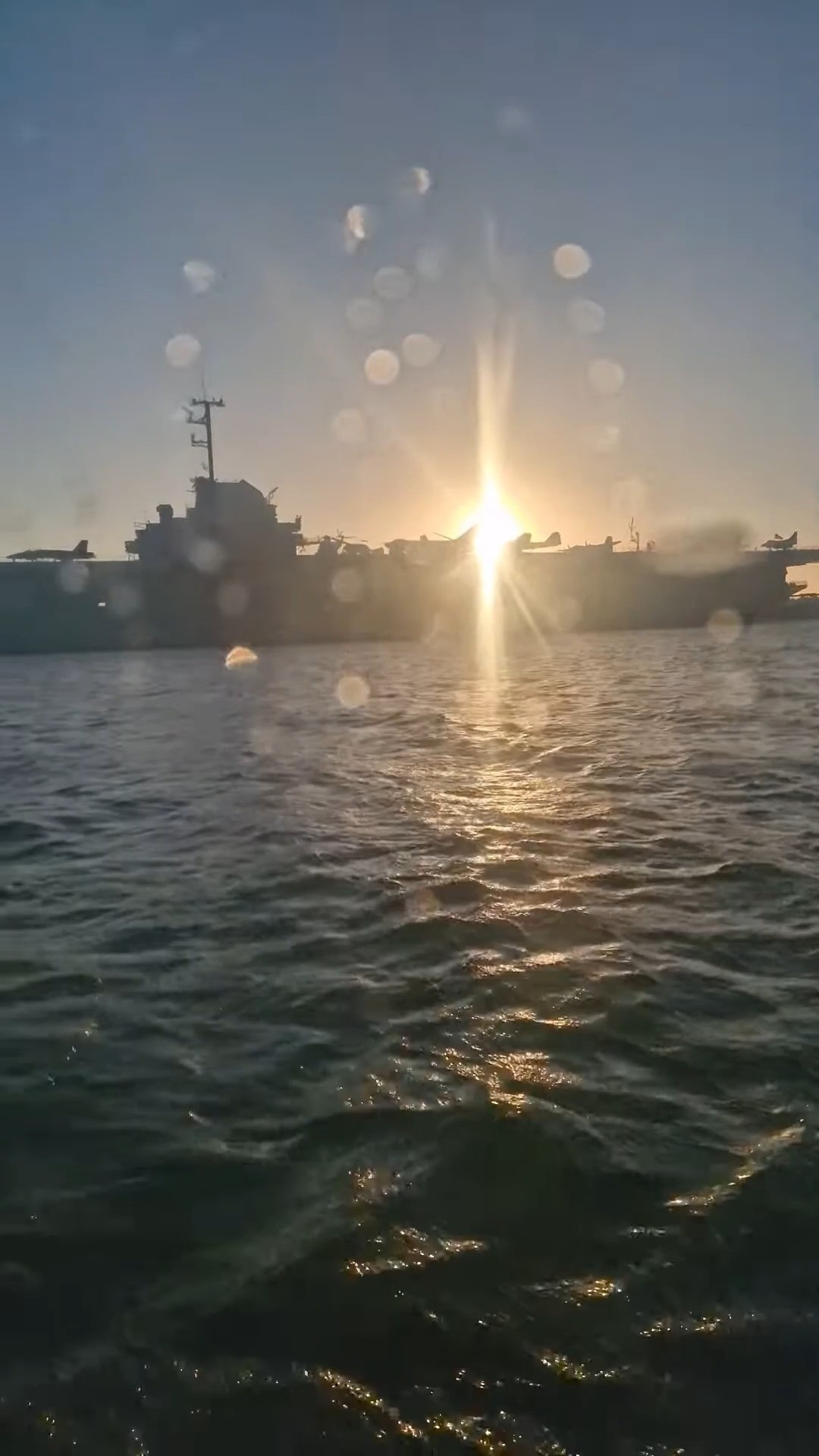 We sailed 1.5 days from Beaufort, NC to Charleston, SC and anchored at night next to a big battleship.
In the morning, we finally saw how impressive the USS Yorktown really was.
Not your everyday wake-up view.
.
#SailingLife #BattleShip #FollowThe5un #LifeAtSea #SailingFamily #CruisingLife #CharlestonSC #BoatLife #USSYorktown #NomadicFamily #LiveYourDream