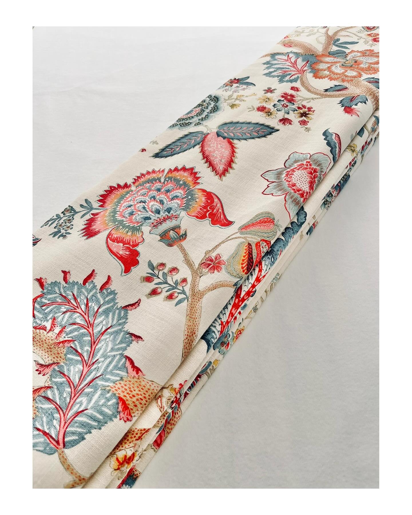 SUCH a pretty fabric from @linwood_fabric for this bedroom blind. It would also be stunning to see it being used for a pair of curtains.
My roman blinds are always hand-stitched, interlined and lined. There are no visible stitches and they are suspended from top quality, child-safe headrails from @tulipblindsltd that give a wonderfully smooth action. A truly luxurious window treatment…
#romanblinds #romanblind #bespoke #madetomeasure #custommade #maker #makers #windowtreatment #windowtreatments #local #localbusiness #localmakers #localmaker #floralfabric #linwoodfabric #linwood #southlondon #wandsworth #tooting #tootingbroadway #tootingbec #earlsfield #balham #balhammums #balhamlife #fulham #battersea #softfurnishings