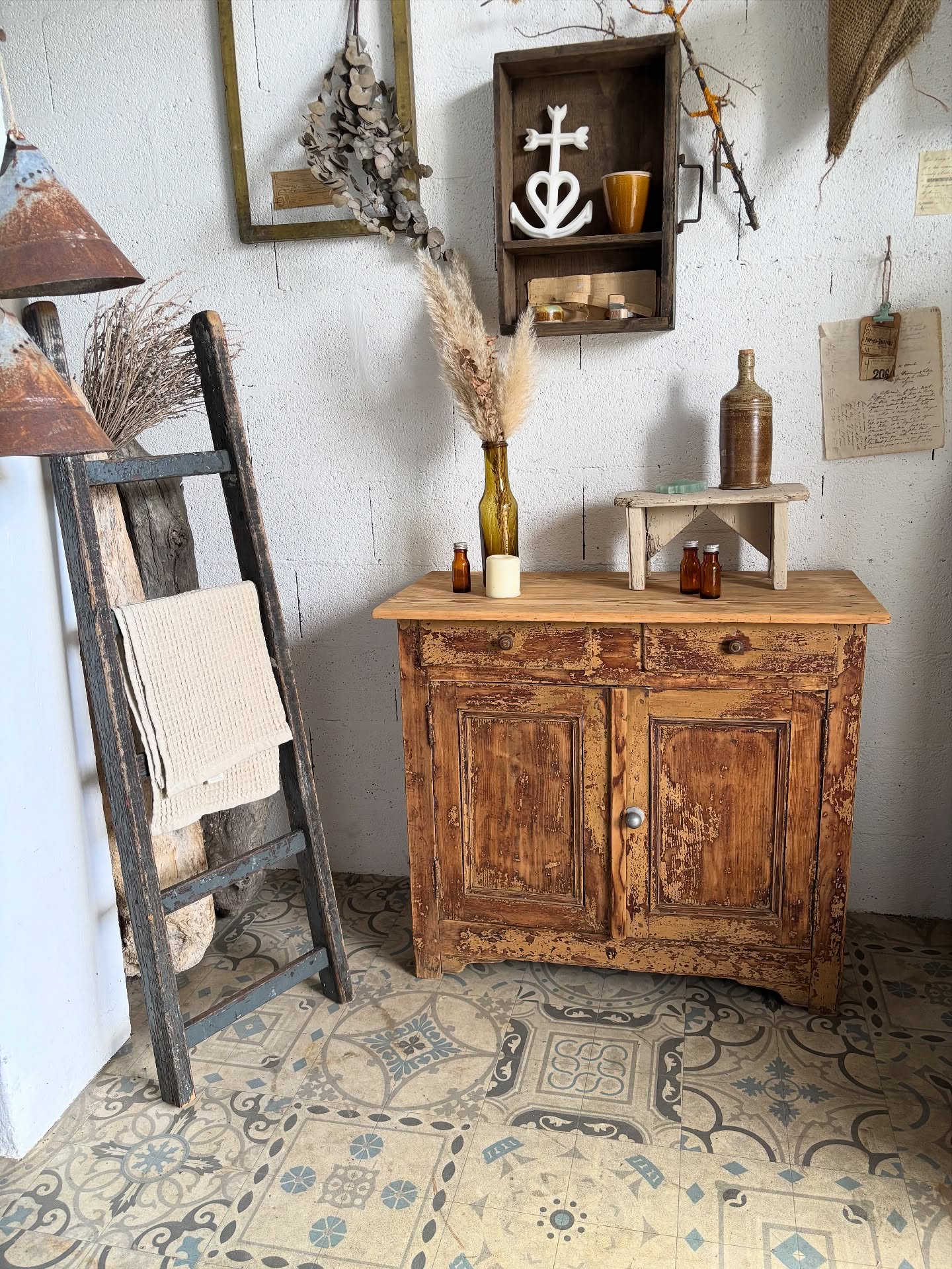 C’est la rentrée pas de doute 🦥
On a repris nos marques à l’atelier, ponceuse en route et c’est reparti mon k…
On vous propose ce joli petit buffet avec sa patine d’origine comme on les aime
Plateau en sapin brut
Dimensions : L 91 x P 42 x Ht 80 cm
Visible en boutique aux @pucesducanal ou disponible sur notre e-shop (lien en bio)
Buffet ancien - brocante - retour de Chine - patine - buffet parisien - brocante en ligne