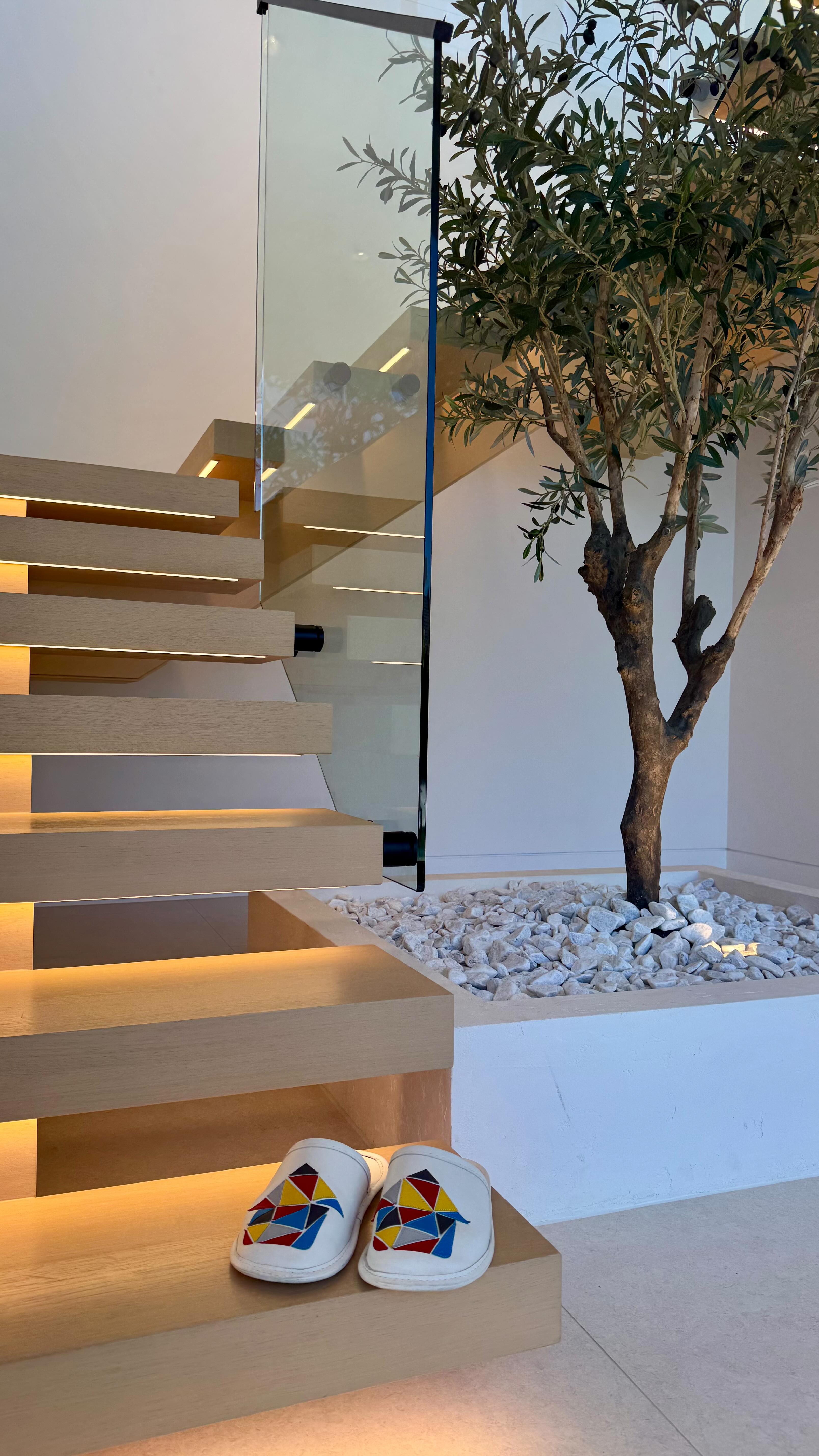 A little Behind the scenes from today’s interview shoot for @tvambienti
Thank you for having me!
@dina_kenins
@kenins_group
@ashbourne.house
@desire.media
#BehindTheScenes #TVAmbienti #SloveniaDesign #InteriorDesign #DesignLife #OnSet #CreativeJourney #SloveniaStyle #DesignInspiration