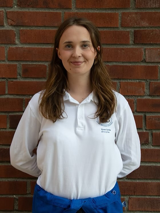 Øverphøs Yrsa Lirås
Hej!
Jag heter Yrsa och det är jag som är Øverphøs här på V-sektionen. Det är jag, som tillsammans med resten av Phøset planerar och anordnar sektionens nollning och jobbar för att de nya studenterna får en rolig och minnesvärd studiestart. Vi försöker erbjuda en bred variation av evenemang, såsom sittningar, sportkvällar och studiekvällar - så att alla kan hitta något som passar dem.
Jag är ansvarig över pepparna, Hufvudphaddrarna och phaddrarna, vilka är de som gör den fantastiska nollningen möjlig. Förutom att vara en del i styret representerar jag även V-sektionen i Øverphøskollegiet, där jag är med och samordnar nollningen med resten av TLTH.
Har du frågor eller funderingar över nollningen, tveka inte på att höra av dig till mig!
-Vilken är din favorit-Vincent?
FlyING-Vincent