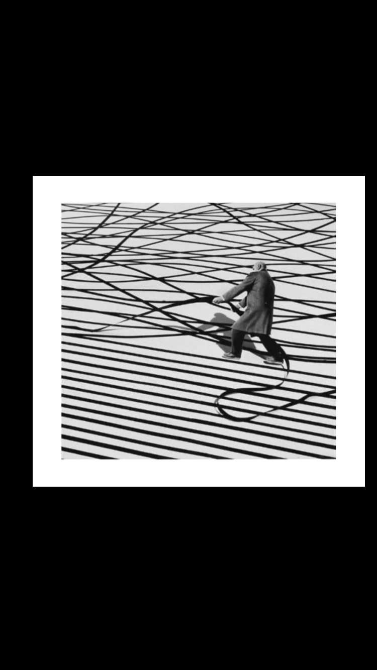 Gilbert Garcin: él, habitando mundos inventados.
Michael Wesely: dos años de exposición para captar cómo cambiamos.
Walter de María: sus campos magnéticos atrayendo los rayos del desierto.
Edward Weston: la belleza, también, en un pimiento.
Andy Goldsworthy: el hielo envolviendo los árboles.
Thomas Ruff: la belleza de las imágenes que otros tomaron (Saturno, por la NASA).
La fotografía era eso.
