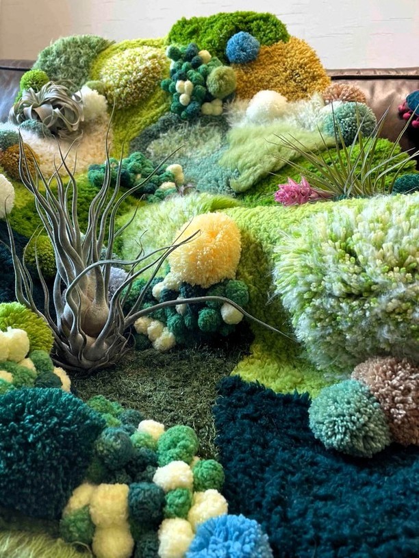 Green on green 🌱💚 This moss rug teamed up with air plants is giving major forest floor vibes. Who else wants one for their plant corner?