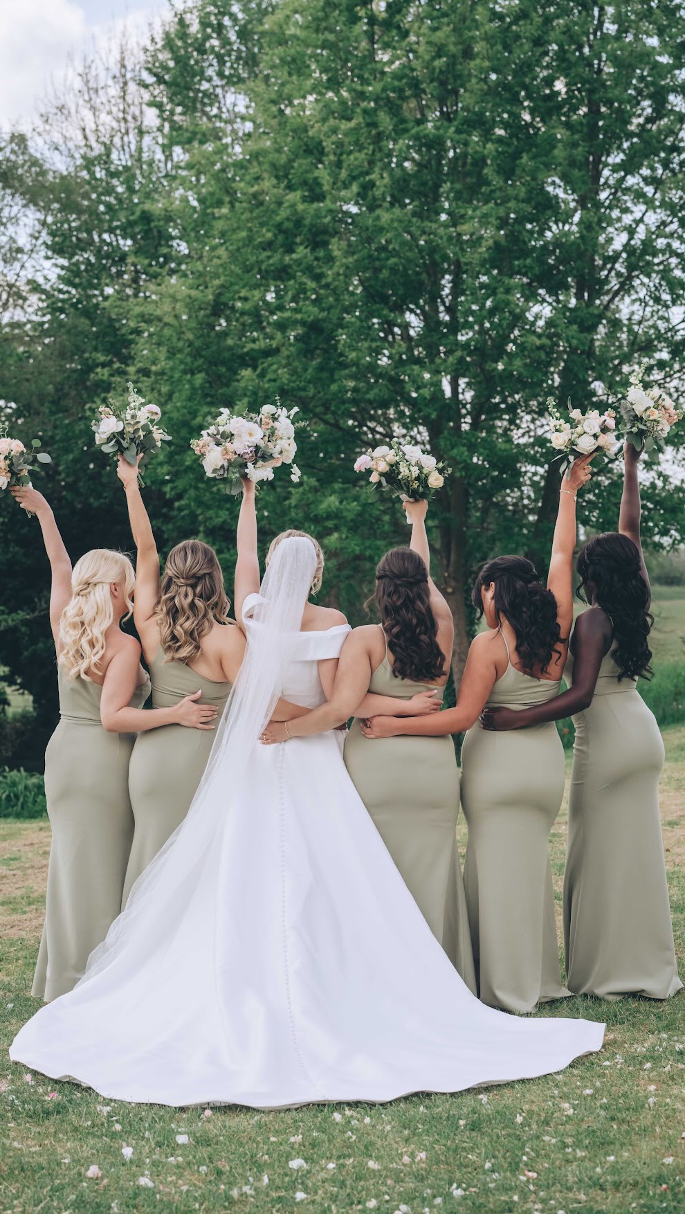 Team Bride 💫
Your bridal party is such an important part of the day, they’re there to calm the nerves, bring the energy and help with those little last minute details.
I love getting to know your girls and being part of the special reveals and emotional moments, it all adds to the magic of the perfect wedding morning! ✨💍
Cover Photo - @laurabufferyphotography 📸
.
.
.
#bridalhairstylist #bridetobe #bridalhair #destinationbridalhairstylist #destinationwedding #trendingbridalhair #ukbridalhairstylist #bridalparty #bridesmaid #weddinghairstylist #bridesmaidhairstyle