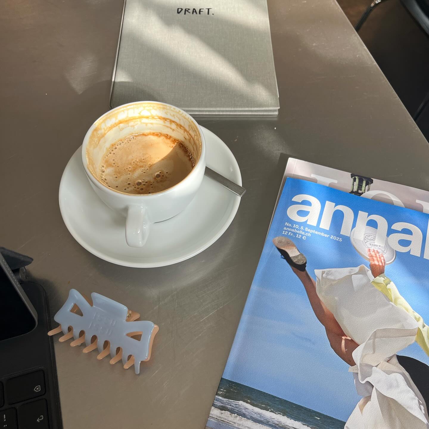 Best give away by @annabelle_mag @issu_issu (hair clip🤍) ! @rausch_official war nominiert beim prix de beauté annabelle und look at that: Das neue Männerprodukt im Magazin der @loeb_ag ! Nice.
#shampoo #printisnotdead