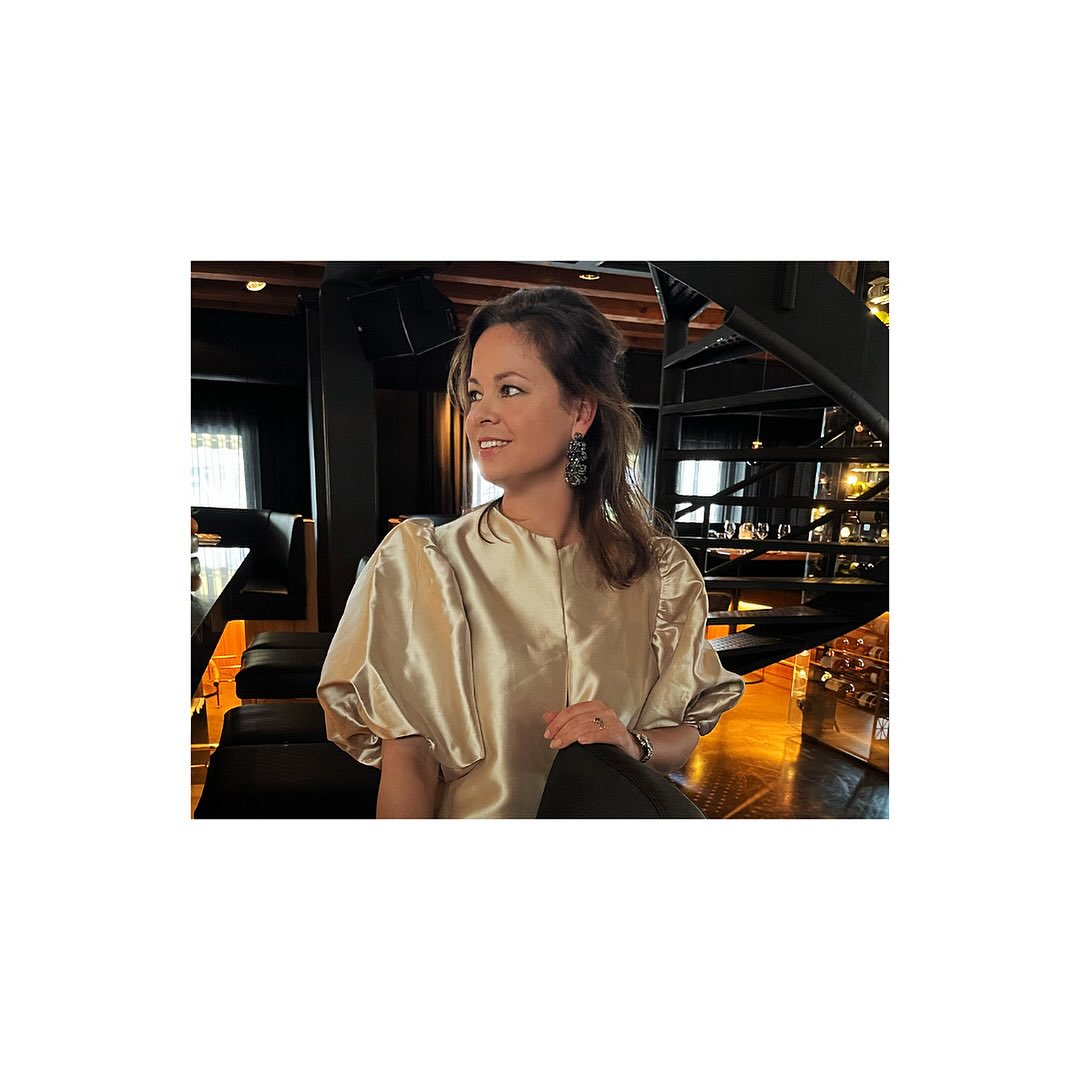 ๐ง๐๐ถ๐ป๐๐ถ๐ด ๐ท๐ฎ๐ฎ๐ฟ ๐ฒ๐ฟ๐๐ฎ๐ฟ๐ถ๐ป๐ด, ๐๐ฎ๐น๐น๐ผ๐๐ฒ ๐๐ฒ๐ฟ๐ต๐ฎ๐น๐ฒ๐ป
Van #vastgoed tot #wijnhuizen, van #mode tot #cybersecurity; elke branche vraagt om een eigen stem. En dรกt is precies wat ik zo mooi vind: telkens opnieuw de juiste tone of voice vinden, met frisse energie en een flinke dosis nieuwsgierigheid.
Wat al die uiteenlopende werelden verbindt?
De behoefte aan communicatie die opvalt, klopt en blijft hangen.
Daar kom ik in beeld!
โจ๐๐ช๐๐ก๐๐ ๐๐๐ก๐๐ฉ๐๐ค๐ฃ๐จ: zichtbaarheid en geloofwaardigheid bouwen
โจ๐พ๐ค๐ฃ๐จ๐ช๐ก๐ฉ๐๐ฃ๐๐ฎ: strategisch advies en positionering
โจ๐๐ง๐ค๐๐๐๐ฉ๐ข๐๐ฃ๐๐๐๐ข๐๐ฃ๐ฉ: campagnew en rebrandings tot in de puntjes geregeld
โจ๐๐ก๐ก๐ช๐จ๐ฉ๐ง๐๐ฉ๐๐๐จ: elegante, visuele details die merken onvergetelijk maken
Altijd in samenwerking met creatieve specialisten, altijd met oog voor kwaliteit, samenhang en impact!
#pr #communicatie