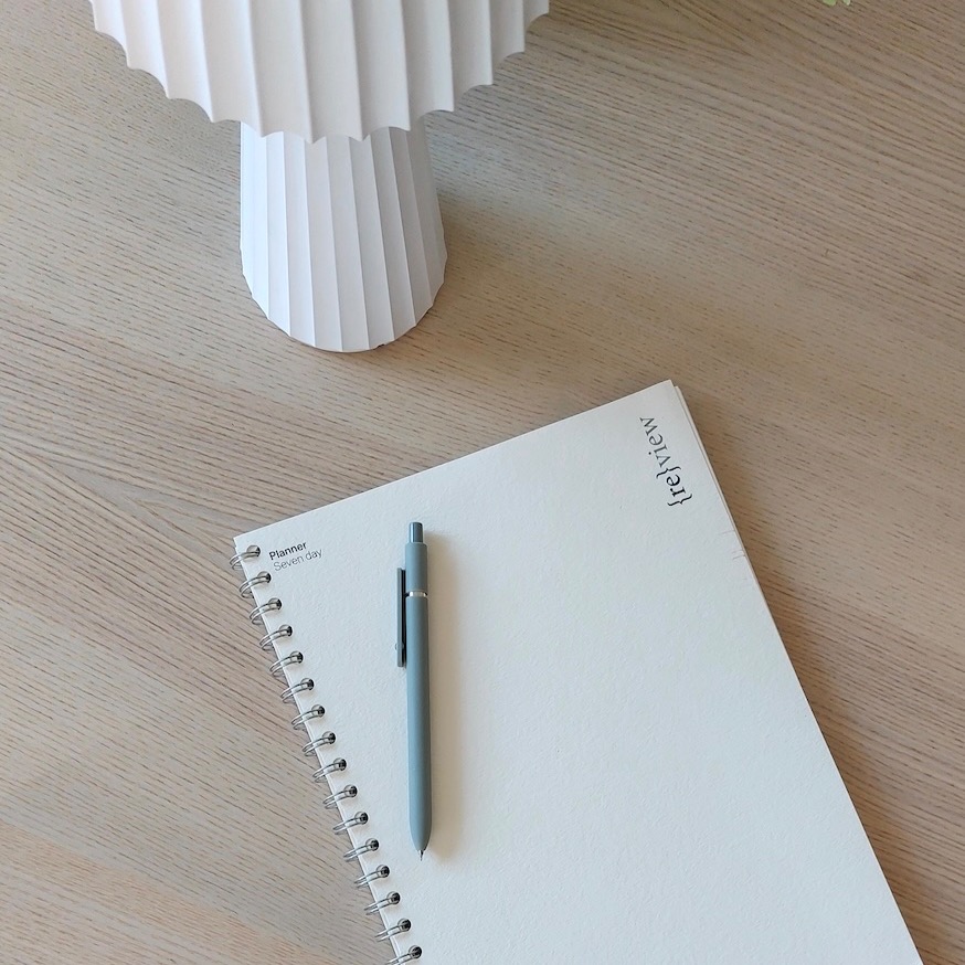 ✨ Nouveau lundi, nouvelle page à remplir.
Rien de tel que de poser ses intentions, ses priorités et ses petits plaisirs de la semaine sur papier.
Un planner, c’est plus qu’un simple outil d’organisation : c’est un espace pour ralentir, prendre du recul et savourer chaque journée sans se laisser déborder.
👉 Et vous, quels sont vos 3 essentiels à noter en ce début de semaine ?
#slowplanning #organisationdouce #lesjoliesemplettes #slowlife #routineinspirante #lundi