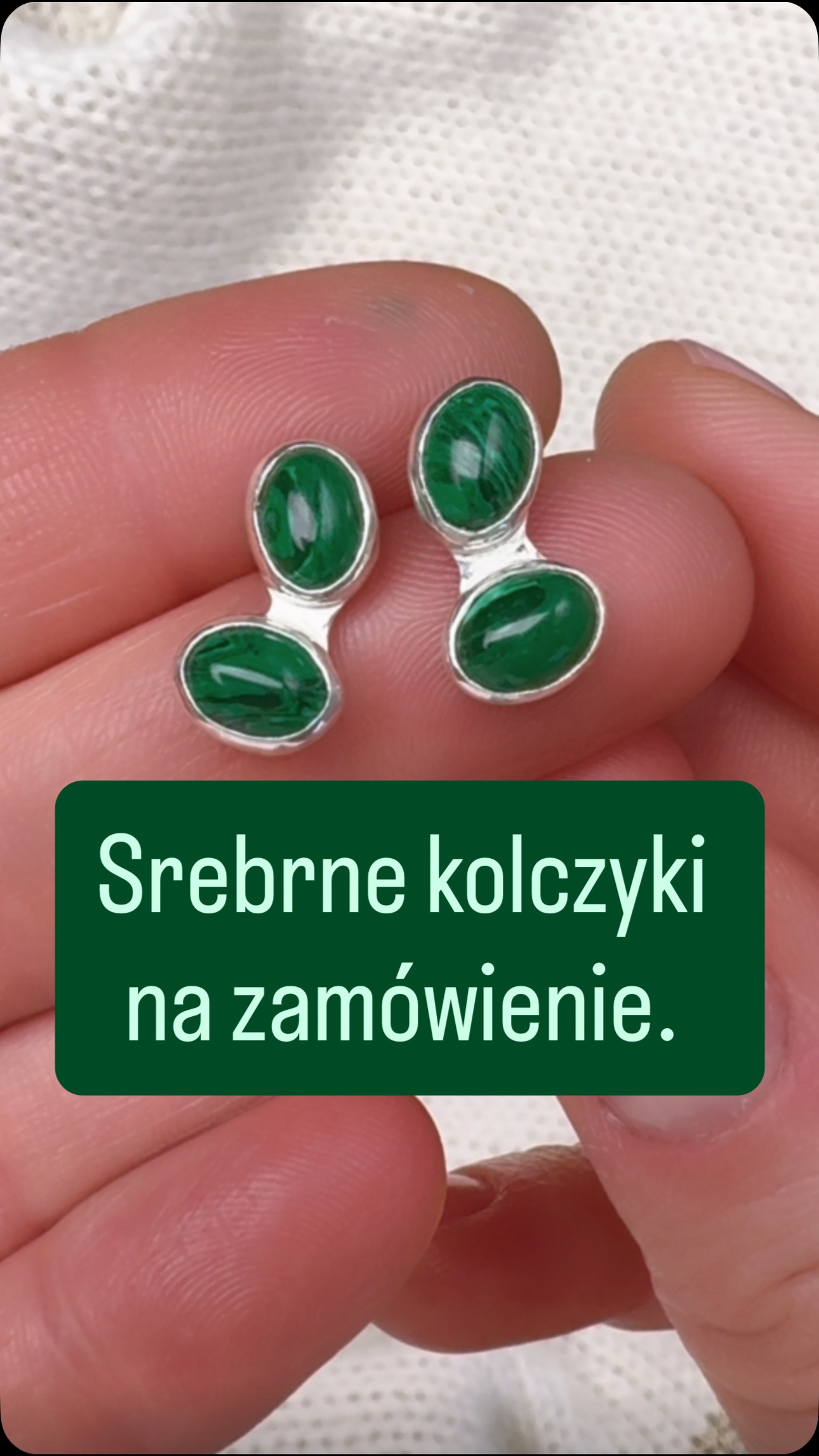 Od początku do końca stworzona ręcznie - w mojej pracowni w Toruniu.
Od pierwszego cięcia blachy, aż bo końcowe szlify, a właściwie polerkę.
Niepowtarzalna, srebrna biżuteria pod indywidualne zamówienie.
Tym razem kolczyki z malachitem. Na świecie są tylko jedne takie. I więcej nie będzie.
#bizuteriatoruń #bizuterianazamowienietorun #srebrnekolczyki #kolczykizmalachitem #malachit