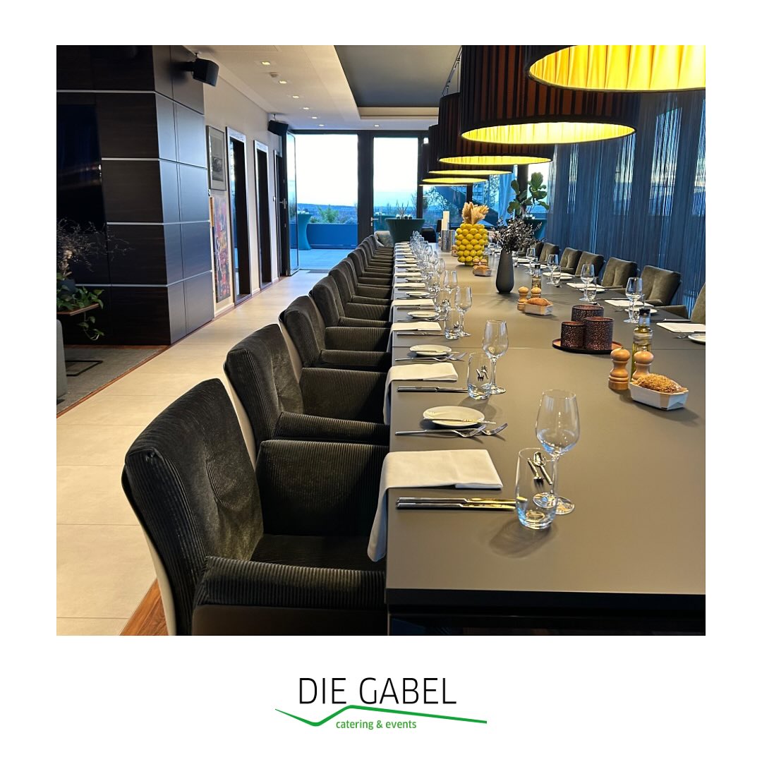 Über den Dächern Wiesbadens durften wir erneut ein hochwertiges 3-Gänge-Menü servieren und dabei 25 Gäste betreuen.
Fingerfood im Flying-Service: Steinpilz-Süppchen, Garnelensalat, lauwarmer Zwiebelkuchen & Herbströllchen
Vorspeise: Feldsalat | Kürbiskernöl-Dressing | gebratene Riesengarnelen
Hauptgang: Kalbsfilet mit Steinpilzen à la crème | Frankfurter Urkarotte | gebratene Serviettenknödel
Dessert: Hausgemachtes Walnuss-Parfait | Pflaumenragout
Die passende Weinbegleitung durfte hierbei natürlich nicht fehlen – vielen Dank für die tolle Zusammenarbeit mit dem Weingut Robert Weil (Kiedrich, Rheingau).
Definitiv ein gelungener Abschluss nach einer Aufsichtsratssitzung.
#diegabelcatering #cateringrheinmain #cateringfrankfurt
#gourmet #wiesbaden #dinner