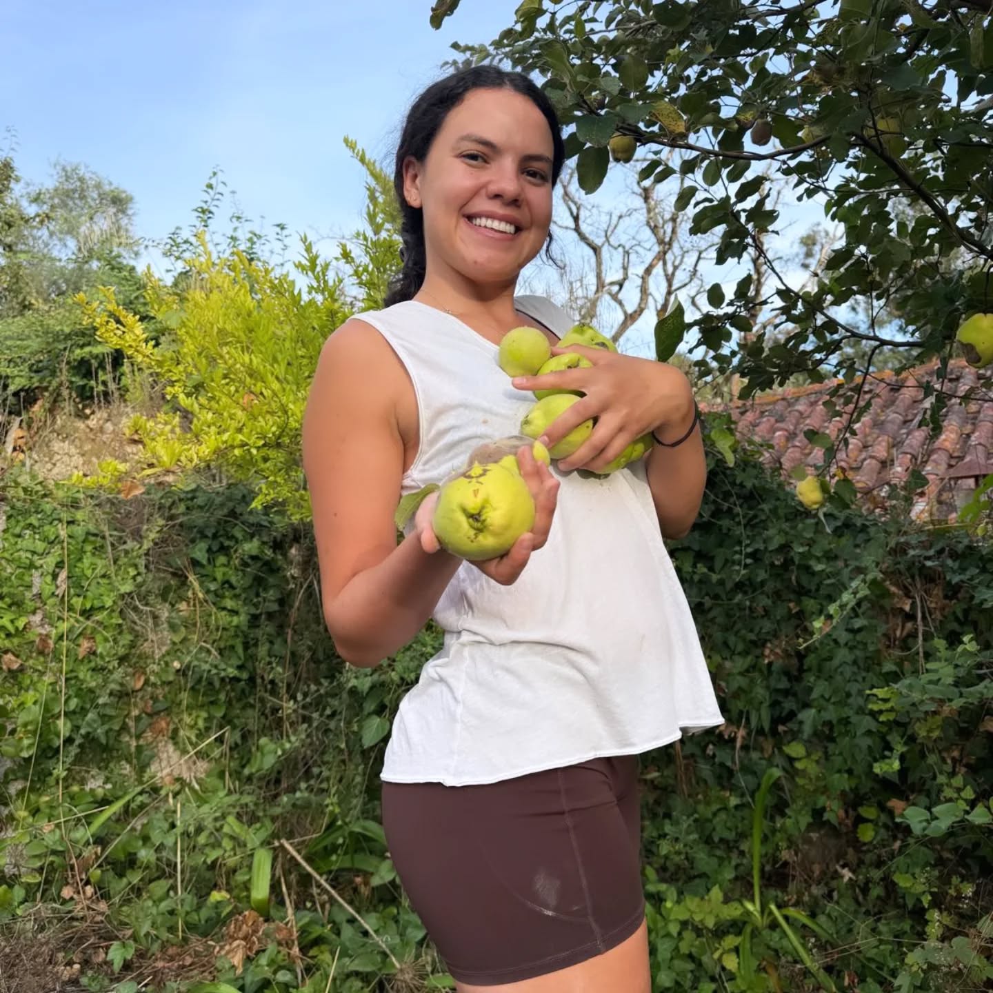 Colhemos a primeira maçã da Carvalheira e os primeiros marmelos (não são marshmallows) da época.
Vamos ver como corre a nossa primeira tentativa de fazer marmelada...
--
Picking the first apples and "marmelos" (not marshmallows) of the season!
Check back in to see how the cabbage are doing and if our first try at marmalade is a success.
#permaculture #countrylife #regenerativefarming #regeneration