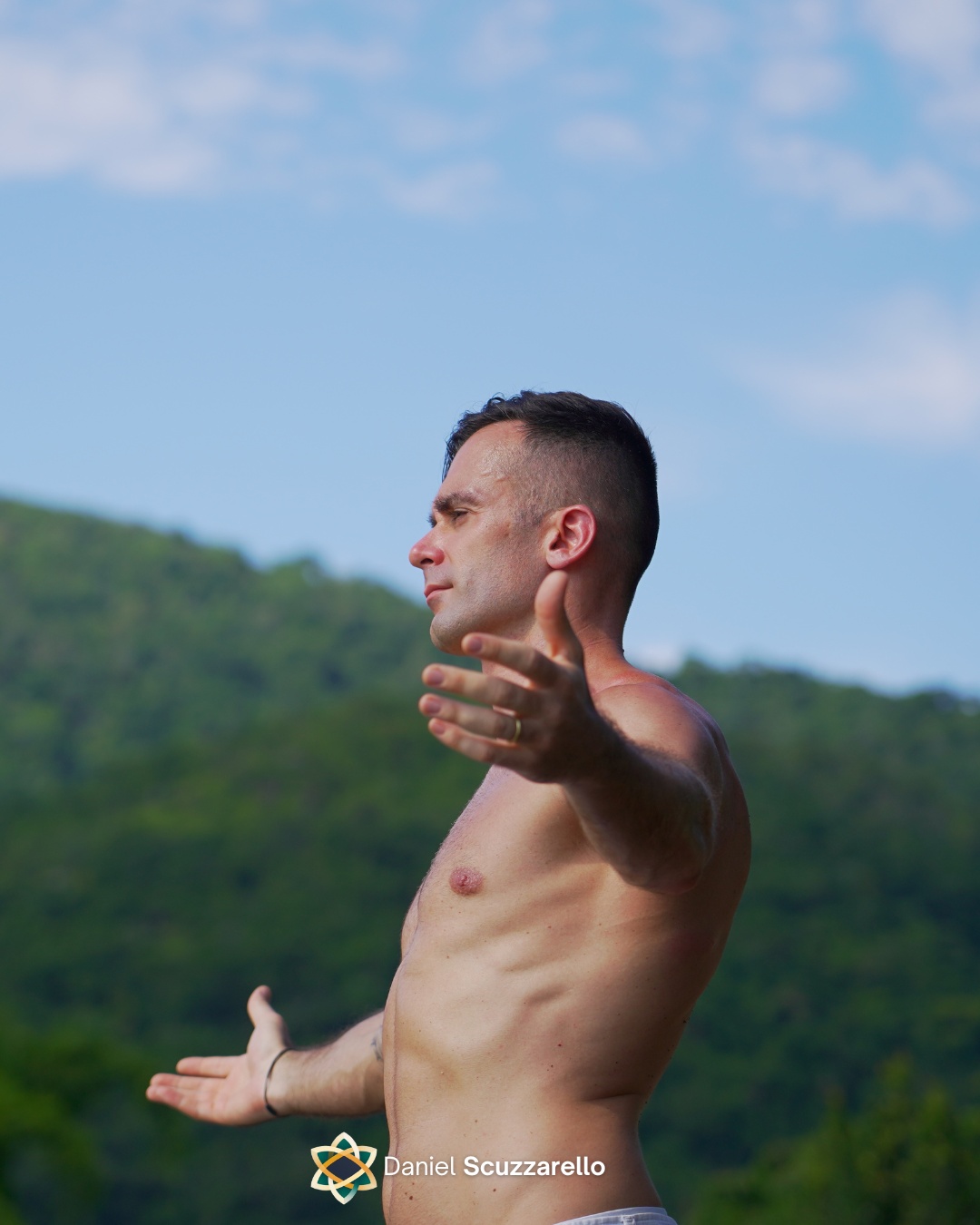 Nas minhas mentorias, costumo dizer que não adianta falar de propósito, liderança ou escolhas conscientes se antes a gente não consegue nem se perceber.
E eu falo isso porque acontece comigo também. Muitas vezes, me pego vivendo no automático — preocupado com coisas que ainda nem aconteceram ou remoendo situações que já ficaram no passado.
Quando operamos no automático, reagimos em vez de escolher.
E toda vez que consigo pausar, respirar e voltar, percebo que surgem clareza, escolhas conscientes e a verdadeira força para liderar minha vida.
#mindset #lider #lideranca #pessoas #gestao #liderancaconsciente #mentoria #breathwork #consciousleadership #leader