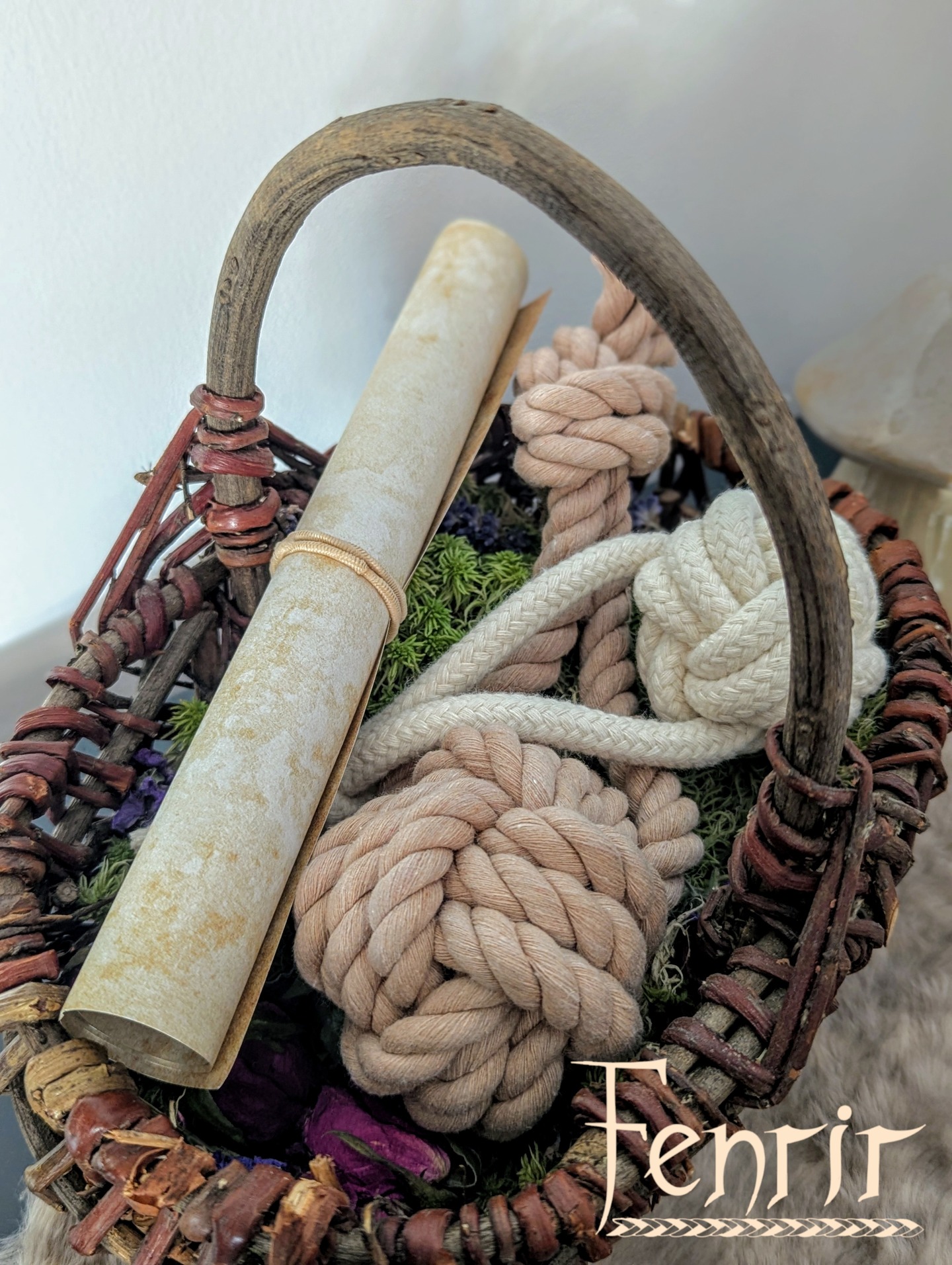 ✨NEUE PRODUKTE✨
Nach längerer Pause bin ich auch mal wieder da. Es war leider sehr viel los.
Aber ich habe neue Produkte für euch! Ab jetzt gibt es Zerrspielzeuge aus Baumwolle von Fenrir.
Sowohl für die kleinen, als auch für die großen Wölfe ziehen nun Spielzeuge ein.
Auch auf die nächsten Märkte im Oktober (Nagold und Tübingen) wandern die Produkte mit!
#affenfaust #hundespielzeug #baumwolle #handmadewithlove #hundeliebe #herbst #beige #rose #fenrirhandmade #neu