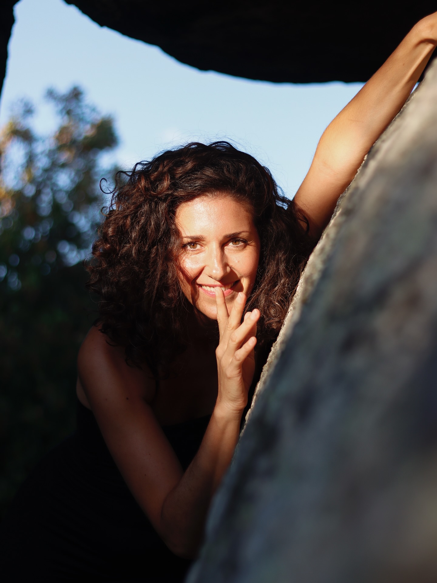 La belleza en las mejillas y el ritmo vibrando en la piel de Janis Fernández @5ritmosjanis ❣️
Referente de 5 ritmos en Madrid, su trabajo merece mucho la pena, acercaros a bailar a su son y me daréis la razón.
#5ritmos #sesiondefotos #shotting #fotosenlanaturaleza #bailayensanchaelalma