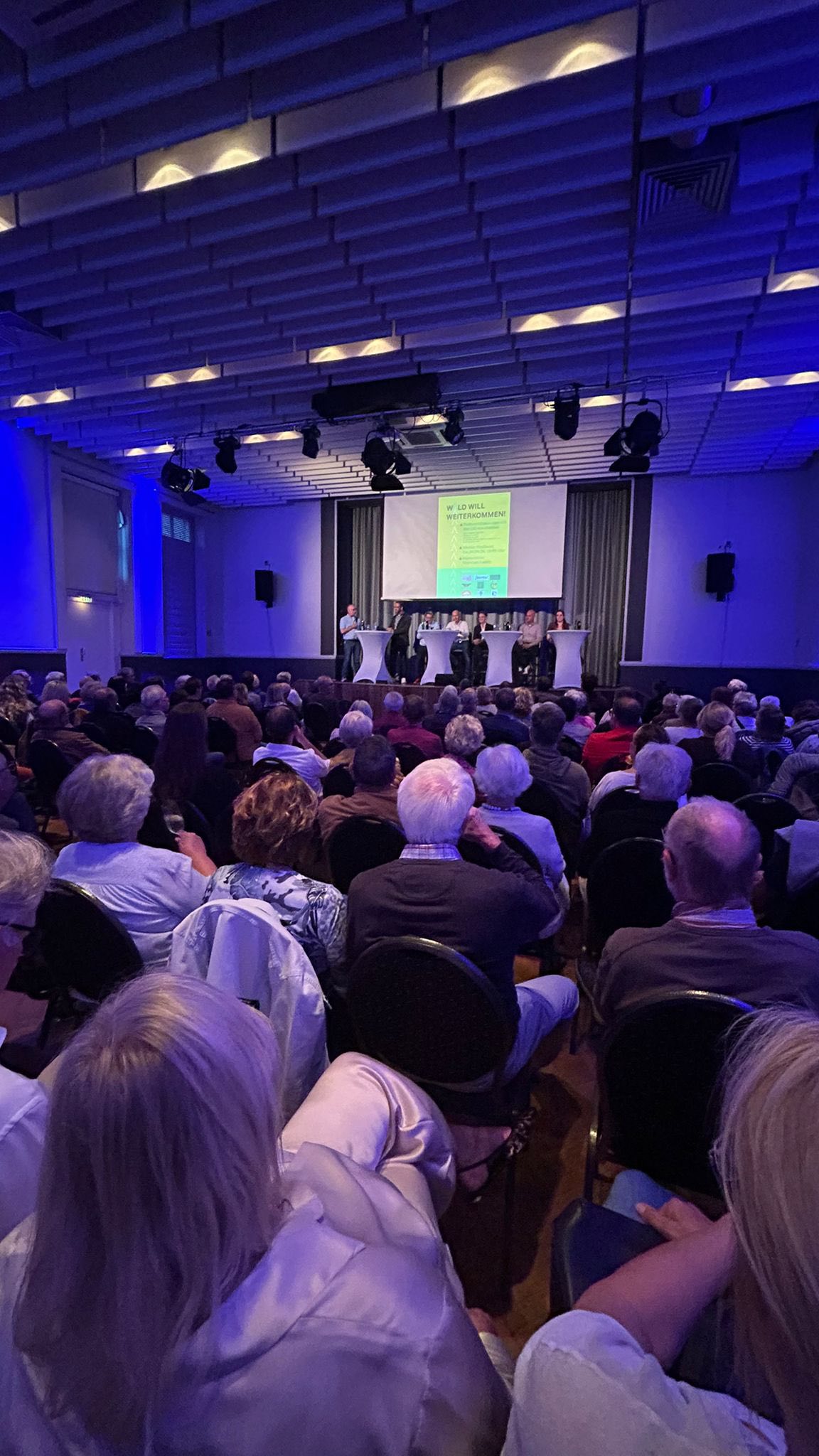 🟠 Spannende Podiumsdiskussion rund um das Motto des Abends: „Wald will weiterkommen“ 🤝
Gestern sprach Jan über die Potenziale und Chancen des Stadtteils Wald. Zusammenhalt ist da - jetzt heißt es, Konzepte nutzen und umsetzen, damit Wald weiter aufblüht!
#sgzukunft #solingen #kommunalwahl2025 #füreinneuessolingen #mutig #transparent #bürgernah