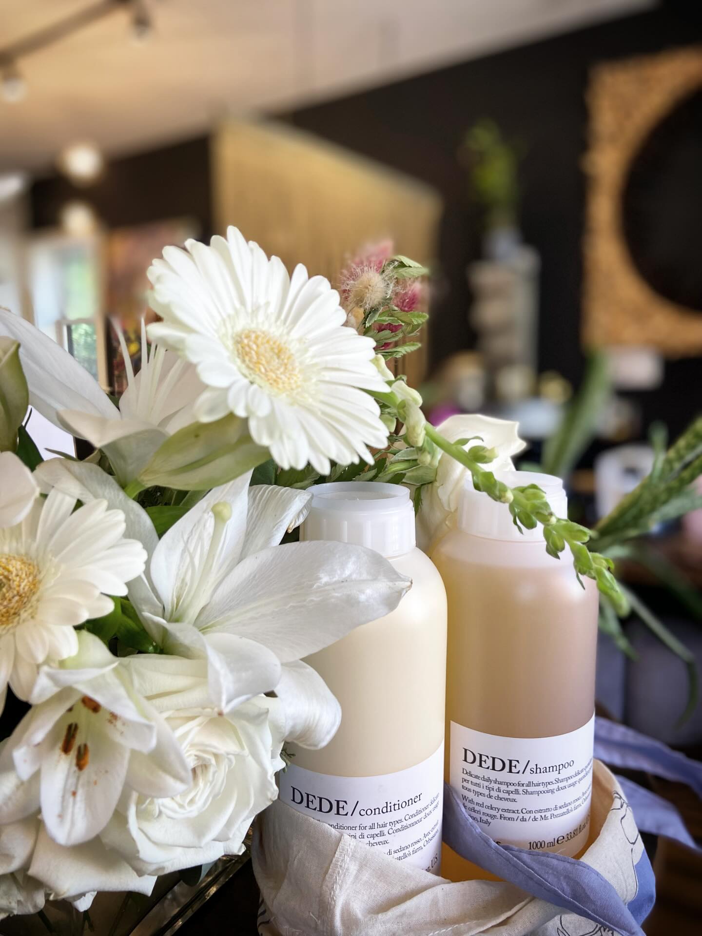 Thank you so much @sullivan.beauty for our GORGEOUS anniversary flowers 🥰💐 we appreciate your kindness!
.
.
.
#anniversary #anniversaryflowers #hairsalons #salonlife #sullivanbeauty #davinesnorthamerica #davinesproducts #dedeshampoo #dedeconditioner #sustainablebeauty #westernmass #northamptonma