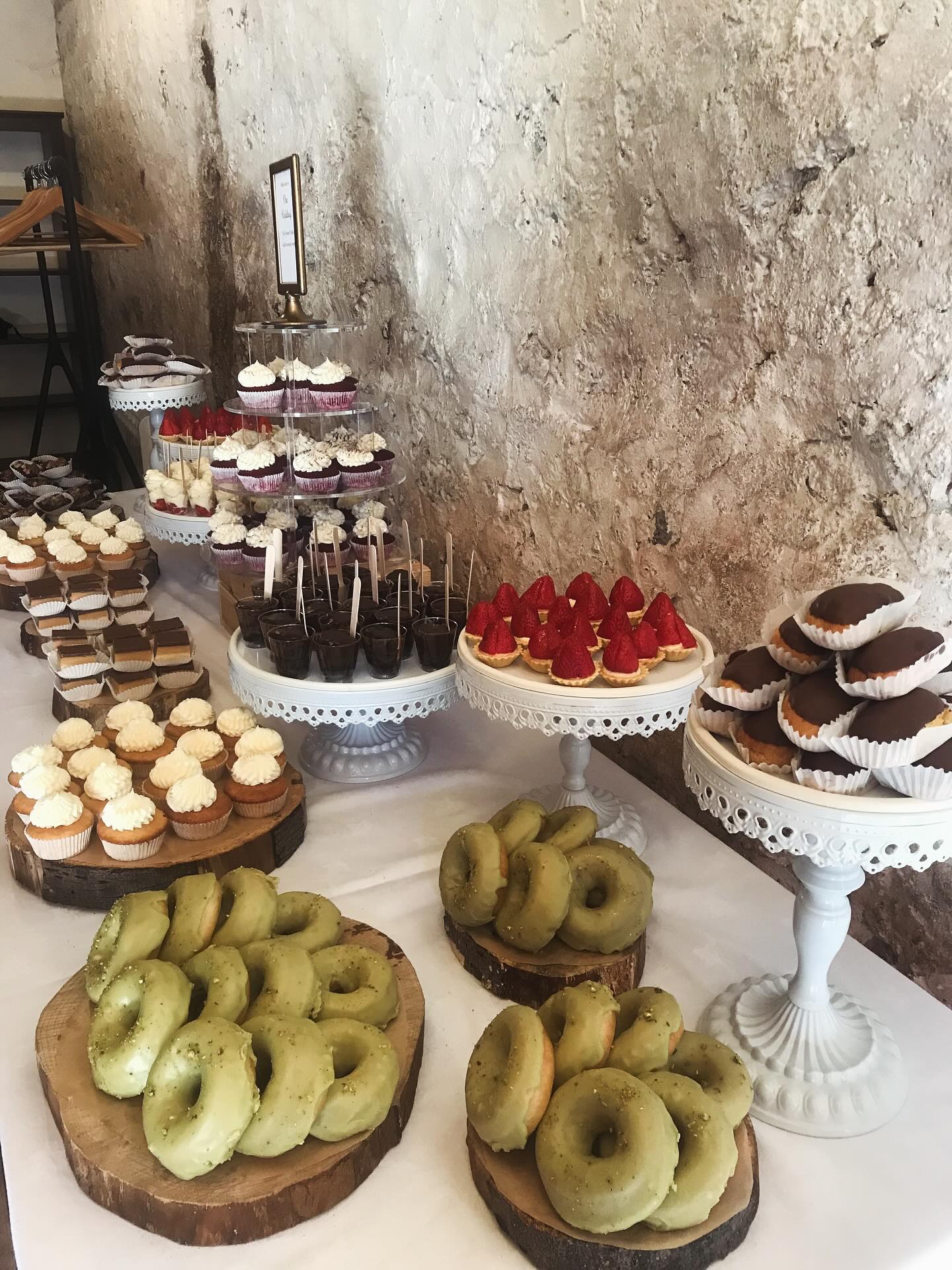 Stacks of cakes galore on our Dessert Tables! How to choose from our gorgeous menu? 😱 Here’s what’s on this wedding couple’s dream Dessert Table:
🤍 Mini cupcakes
🤍 Brownies
🤍 Sticky toffee pudding pots
🤍 Eclairs
🤍 Strawberry tarts
🤍 Pistachio doughnuts
🤍 Millionaires shortbread (everyone’s favourite!)
Psst: we can also make mini cheesecakes, macarons, cake pops, Eton Mess, strawberry trifle, rocky road, mousse … 😋
Everything is handmade and tastes just as good as it looks! Want to see about having your own Dessert Table? Click the link in our bio to chat with us! 👉