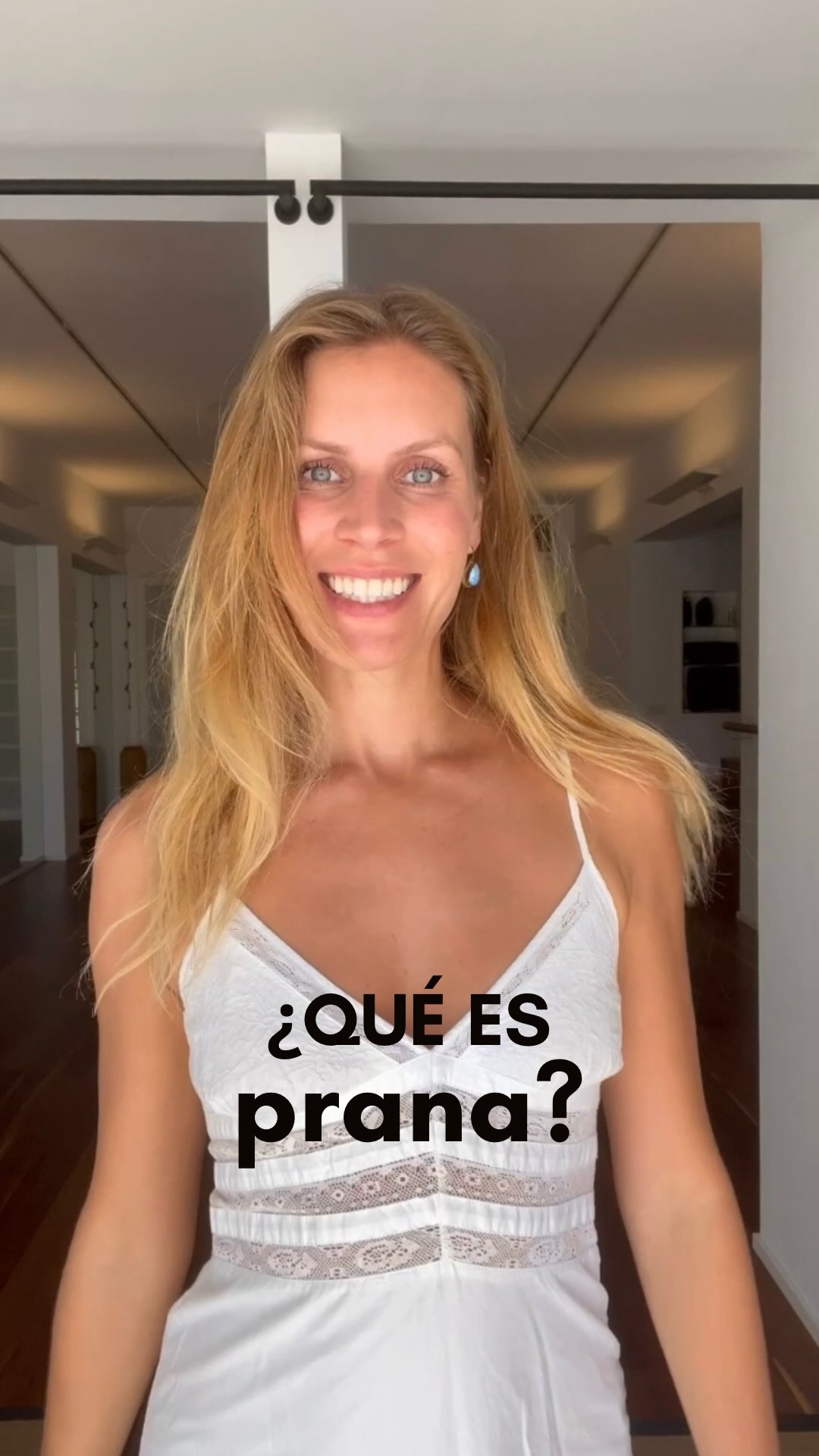✨ ¿Qué es el Prana? ✨
En este video te explicamos qué es el prana, la energía vital que sostiene todo en el universo 🌬️💫
En la práctica del yoga, aprender a sentir, dirigir y equilibrar el prana nos ayuda a vivir con más conciencia y vitalidad. 🙏🏼
Ya sea a través de la respiración, el movimiento o la meditación, cuando conectas con tu prana, conectas con tu verdadera esencia.