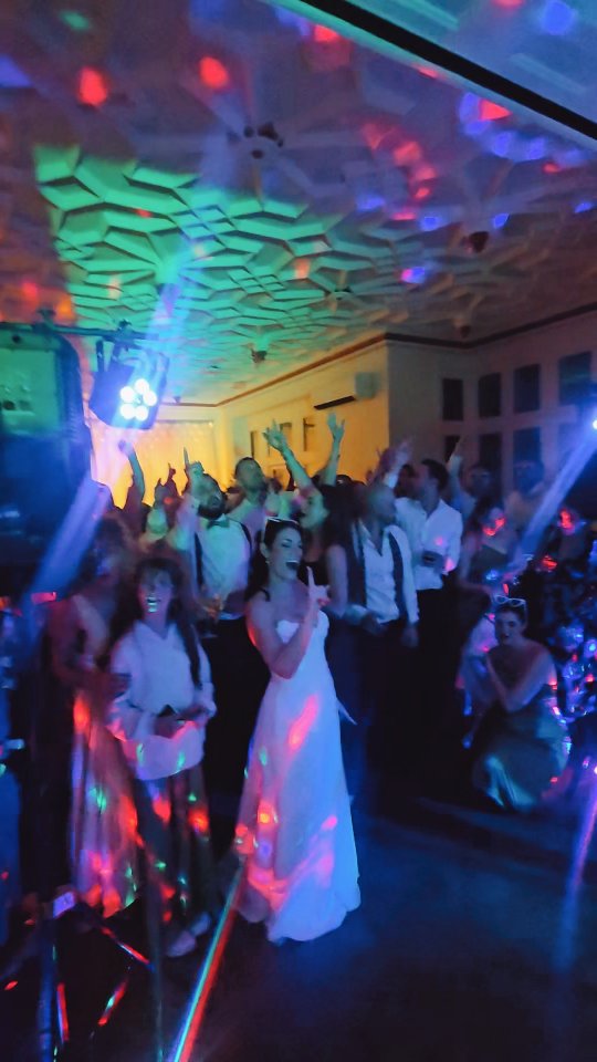 Such a fun night last night at @highley_manor_sussex celebrating Meg and Olly's wedding. Turns out the groom was a master drummer so we obviously had to get him up on stage with us.
Epic times 💙🥁
.
.
.
.
.
.
.
.
#weddingentertainment #weddingband #partybandsussex #sussexwedding #sussexpartybands #bandforhire #functionbandsussex #functionband #stereophonics #dakota #drummer #brideandgroom #highleymanor #manorwedding