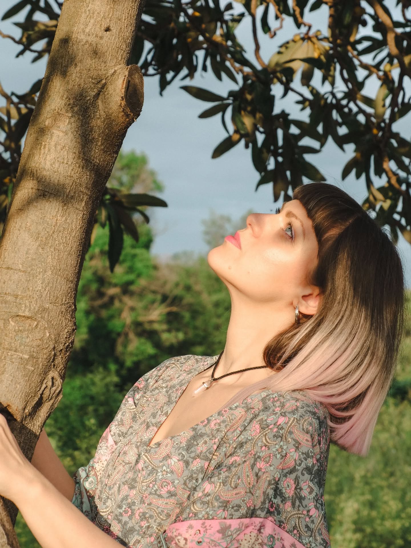 Questa è una delle mie foto preferite.
L'ha fotografata @serena.ciccotti - donna dall'incredibile sguardo, che ho conosciuto grazie a @iltavolofemminile - scoprendo in lei una delle rare persone che sa farmi dimenticare di tutto ciò che mi accade intorno mentre scatta.
Questa è una delle magie del Tavolo: trovare persone che sanno guardarti dentro, imprimerti con la loro luce - come se tu fossi una pellicola sensibile, in attesa di essere riconosciuta e vista.
Le iscrizioni per partecipare al Tavolo Femminile sono ancora aperte e il nuovo anno si terrà proprio a @vedastudioroma
Se vuoi farne parte, mettiti in contatto con me o @antonellamarinoactress