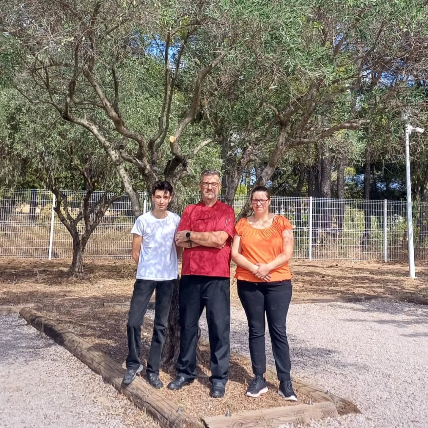 🌿 Bienvenue aux Jardins de la Castelle 🌿
Nous sommes fiers de réouvrir les portes de ce lieu que nous avons à cœur de faire vivre.
👨🍳 La cuisine française et régionale est mise à l'honneur, avec une carte qui évolue au fil des saisons.
🥘 Parmi nos suggestions du moment :
• Gardianne de taureau
• Rouille de la Castelle
À partager à deux ou à savourer en plat individuel.
🍷 Côté cave : une sélection de vins de la région, amenée à évoluer selon nos découvertes et vos envies.
📍 À très vite aux Jardins de la Castelle
Loïc, Alexis et Aurélie
#cuisineregionale #réouverture #restaurantmontpellier #euromédecine #gardiannedetaureau #rouillepalavasienne #vinsdusud