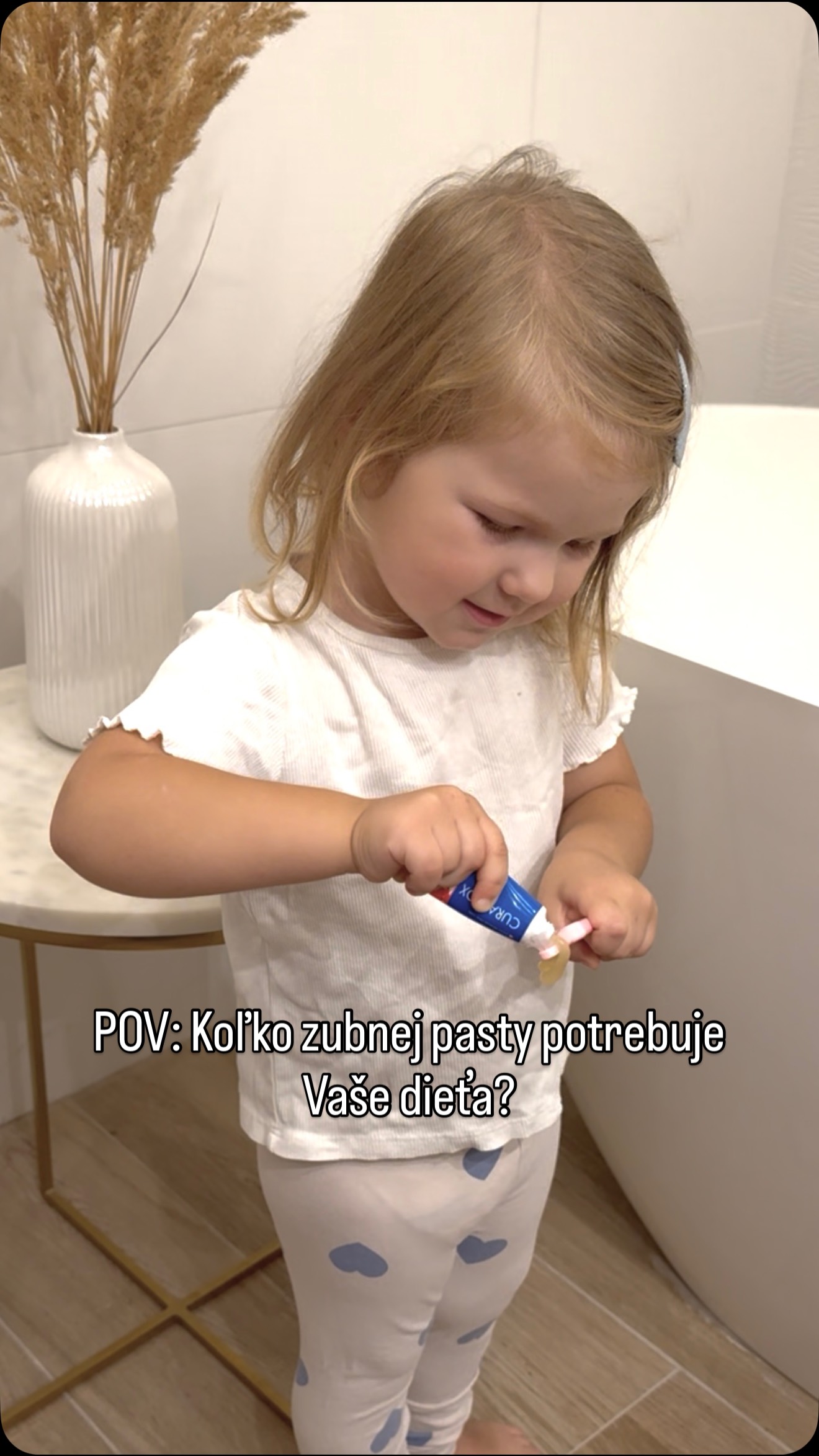 Viete koľko zubnej pasty naozaj potrebuje Vaše dieťa? 🦷 Pre deti do 5 rokov vo veľkosti zrniečka ryže. 🍚 #drmandicakova #cisteniezubov #curaprox #tepe #materstvo #deti #zdravezuby