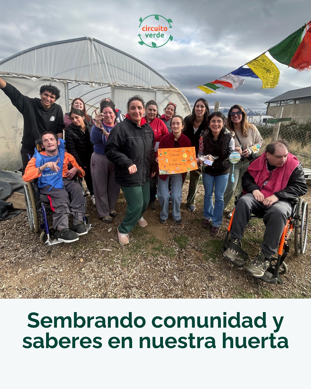 Empezaron los días lindos, se acerca la primavera y comienza a reactivarse nuestra huerta escuela 🌱☺️
En esta ocasión nos visitaron de la Asociación Esperanza que trabaja como centro de día para personas con discapacidad.
La actividad se llevó a cabo desde nuestros programas Sembrando Comunidad y Circulando Saberes.
👉🏼 Charlamos sobre qué plantas se pueden sembrar en ésta época, dentro y fuera de invernadero; hablamos de compost, recorrimos la huerta y aprendimos sobre plantas aromáticas
Conocimos personas maravillosas, pusimos las manos en la tierra haciendo plantines de lechuga y arveja para su futura huerta y tuvimos una merienda muy rica!
Muchas gracias por participar a los integrantes de la Asociación, por estas ganas de aprender y sumarse a cultivar sus propios alimentos 💚🙃