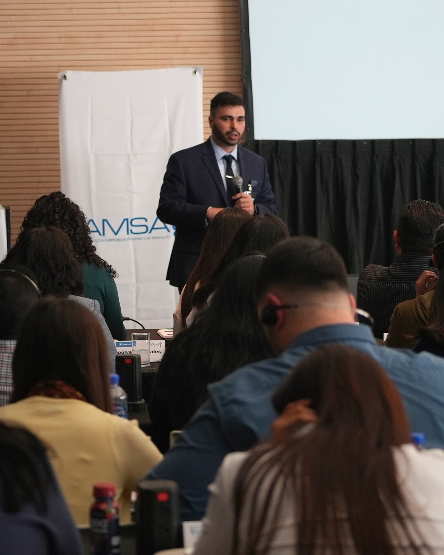 Day 2 of the OMI-MEX Family Medicine: Adult Medicine seminar featured updates on diabetes, musculoskeletal problems, LEAN management, and nausea, presented by Duke University faculty.
The highlight of the day was a multi-step, hands-on learning experience: fellows presented real clinical cases, which led into a workshop on “Difficult Discussions”, focusing on the challenging conversations physicians have with patients. The day concluded with an interactive role-playing session, where all participants applied these strategies in practice, making the learning highly engaging and directly relevant to everyday patient care.
@openmedicalinstitute @dukehealth
#AMSA #Medicina #Profesionalesdelasalud #Capacitaciónmédica #OMIMEX #OMI #Medicine #DukeUniversity #SeminarioMédico