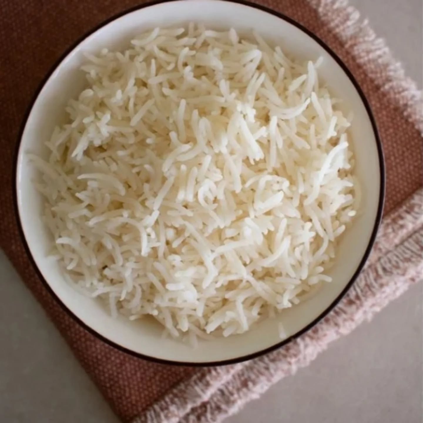 Arroz Bismati
Tradicional da índia e com sabor mais floral, também chamado de arroz jasmin, é um acompanhamento saboroso e muito versátil para qualquer prato principal.
Pode ser congelado.
Porção individual 200g 15,00
Porção familia 1000g 70,00
Compre pelo site e receba por agendamento.
Dúvidas e informações 11 996422308 whatsapp
#arrozbismati #sousplat #cozinha #familiar #pratopronto