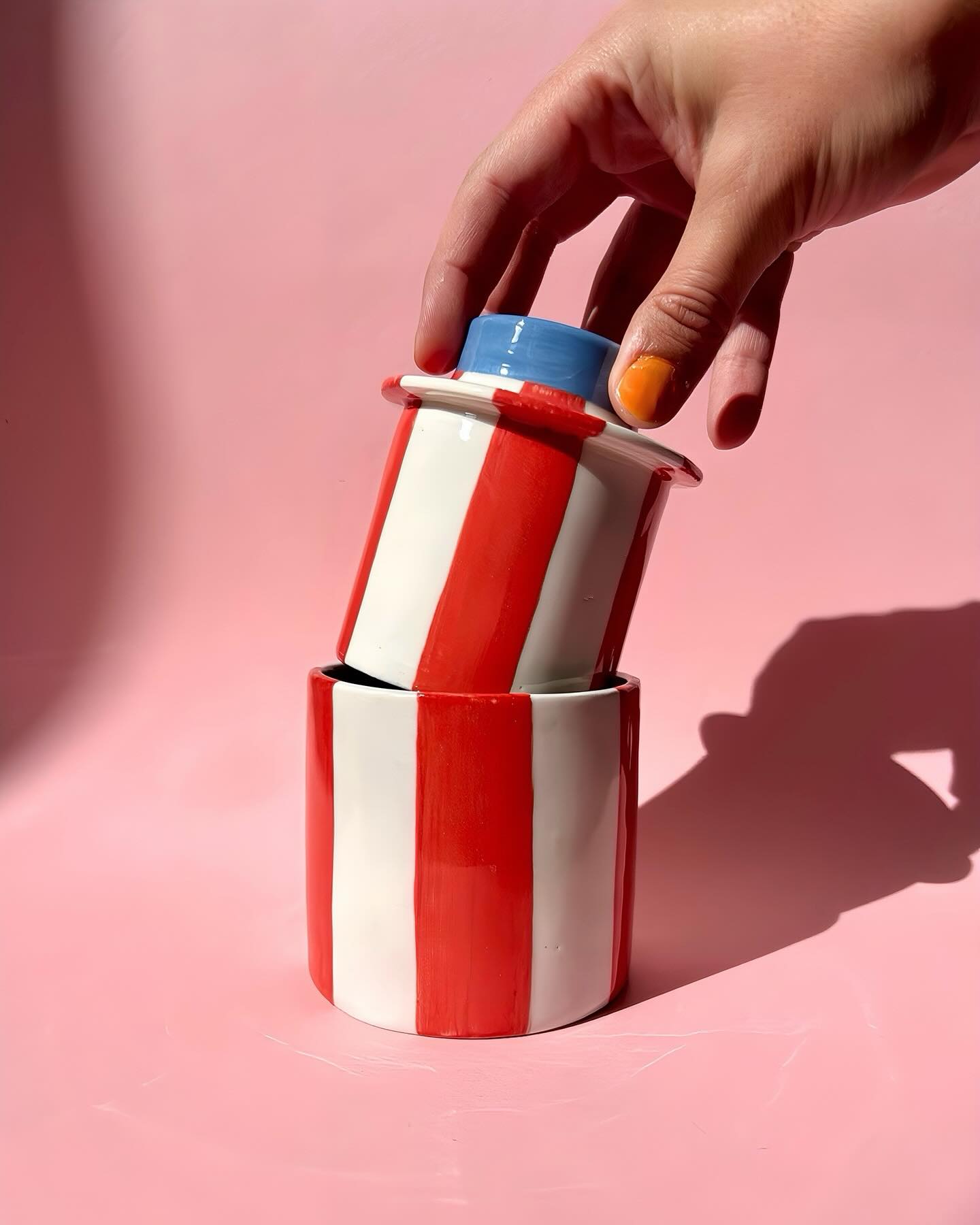 EVERYTHING'S BETTER WITH BUTTER
Hier kommt sie: die französische 🎪-Butterdose für alle Buttermäulchen. Wie toll ist die Tatsache, dass die Butter ohne Kühlschrank so länger frisch bleibt und sogar sofort streichfähig ist? Da bleibt jedes Brot heil. 🤩
Ich hoffe, sie findet am Sonntag ein tolles, neues Zuhausi. 🥹
Ab Sonntag (14.09.2025) auf studiotadaa.com erhältlich.
#shopupdatesoon #keramikliebe #buntekeramik #goodmoodceramics #gutelaunekeramik #potterylove #potterydesign #ceramicart #kunstkeramik #interiör #homedecor #coloufuldecor #ceramides #keramikværksted #ihavethisthingwithceramics