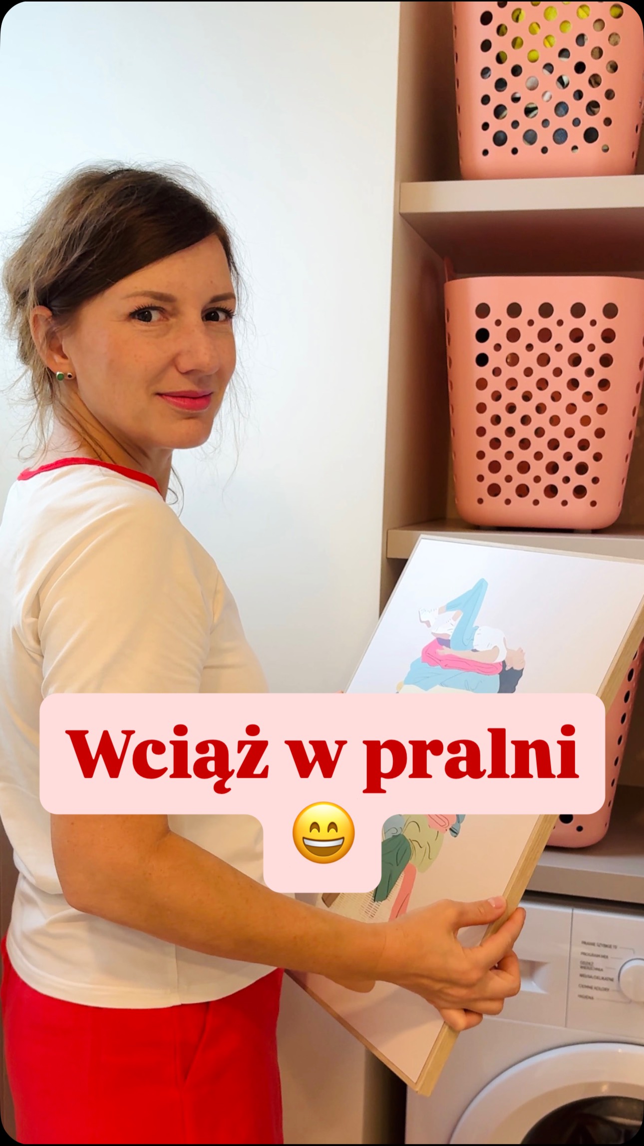 Jeśli pralnia nie jest Twoim ulubionym miejscem w domu, tym bardziej zadbaj o to, aby była nie tylko funkcjonalna, ale i po prostu fajna.
Tutaj też znajdzie się miejsce na plakat lub inny wesoły dodatek.
Po prostu pozwól sobie być sobą.#projektywnętrztoruń #kolorywewnętrzach #szczesliwewnetrze #przytulnewnetrze #jakurzadzicpralnie #pralnia #stylizacjadomu